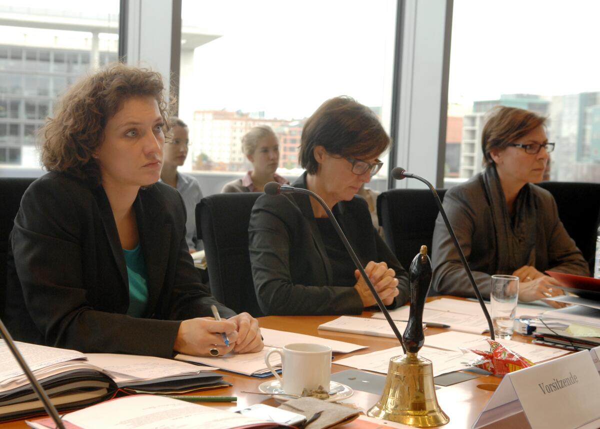 Dr, Carola Reimann, SPD, (li), Vorsitzende des Gesundeheitsausschusses des Deutschen Bundestages leitet unter Beteiligung von Experten eine Ausschusssitzung.; Übersicht. Reimann, Carola Dr, Carola Reimann, SPD, (li), Vorsitzende des Gesundeheitsausschusses des Deutschen Bundestages leitet unter Beteiligung von Experten eine Ausschusssitzung.; Übersicht.