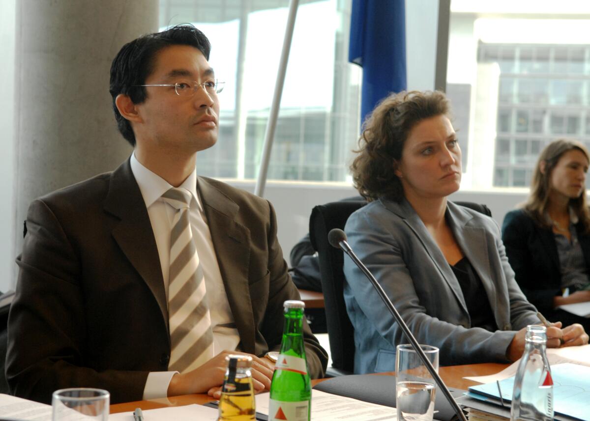 Rösler, Philipp; Reimann, Carola Der Bundesminister für Gesundheit, Philipp Rösler, FDP, ist zu Gast im Ausschuss für Gesundheit. Die Ausschusssitzung wird von der Ausschussvorsitzenden Dr. Carola Reimann, SPD, geleitet.