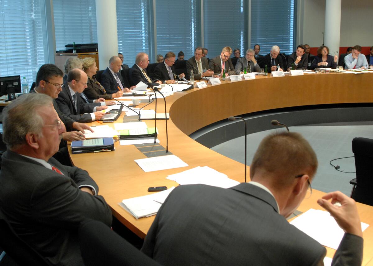 Unter der Leitung des Ausschussvorsitzenden Ruprecht Polenz, CDU/CSU, kommt der Auswärtige Ausschuss des Deutschen Bundestages zu einer öffentlichen Sitzung mit Beteiligung von Sachverständigen zusammen.; Übersicht. Unter der Leitung des Ausschussvorsitzenden Ruprecht Polenz, CDU/CSU, kommt der Auswärtige Ausschuss des Deutschen Bundestages zu einer öffentlichen Sitzung mit Beteiligung von Sachverständigen zusammen.; Übersicht.
