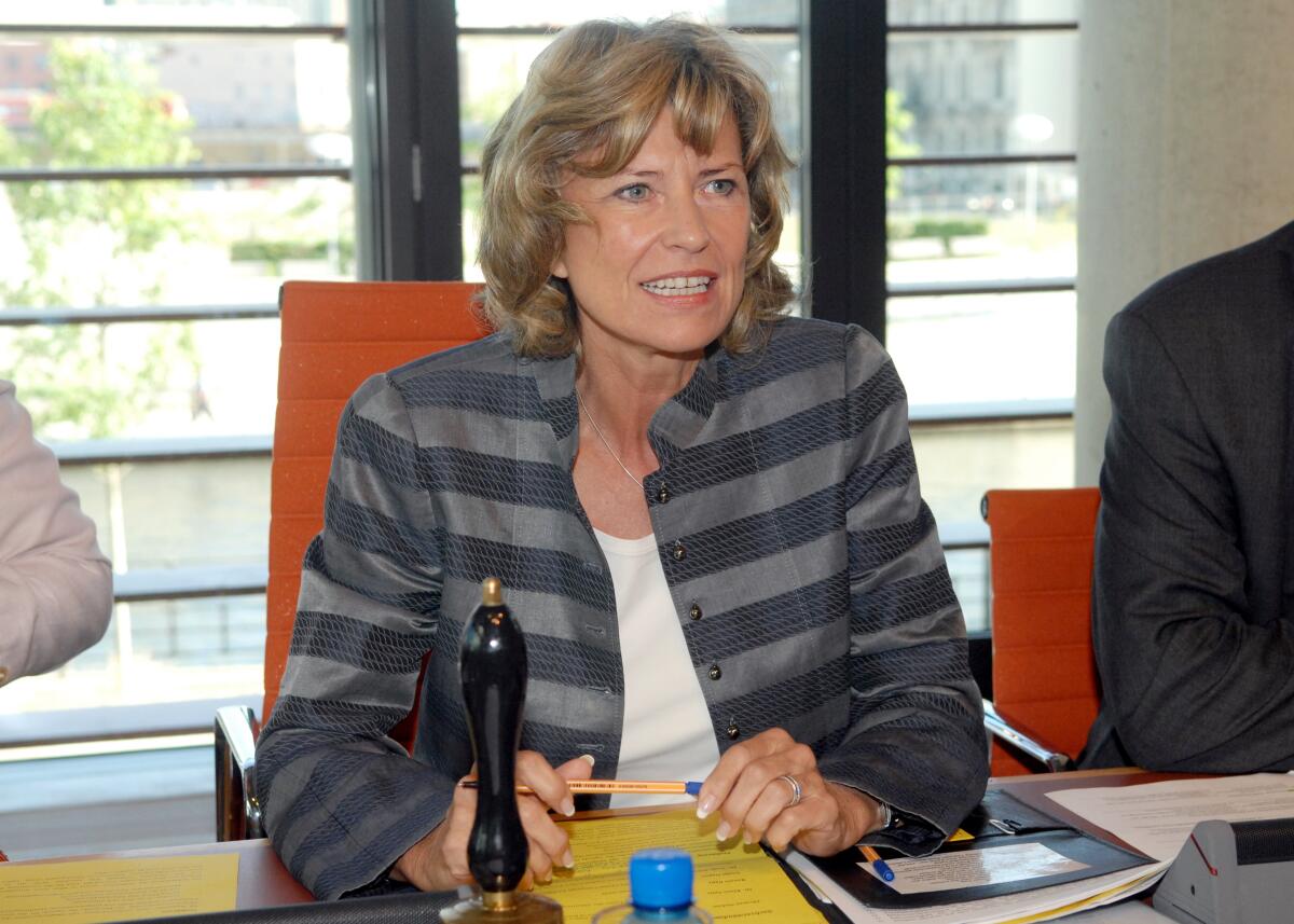 Ausschussvorsitzende Dagmar Wöhrl (CDU/CSU) eröffnete die Sitzung am 16. Juni. Wöhrl, Dagmar G. Ausschussvorsitzende Dagmar Wöhrl (CDU/CSU) eröffnete die Sitzung am 16. Juni.