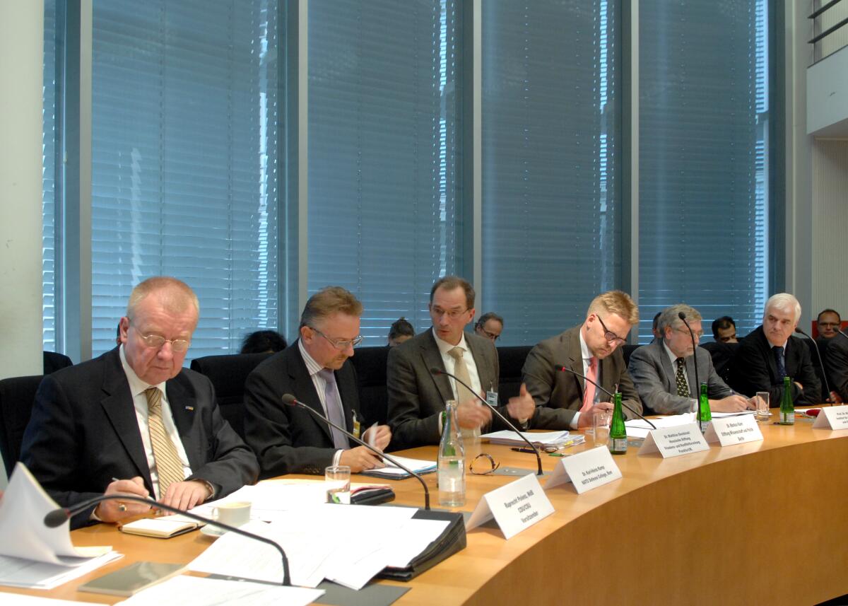 Unter der Leitung des Ausschussvorsitzenden Ruprecht Polenz, (li), CDU/CSU, kommt der Auswärtige Ausschuss des Deutschen Bundestages zu einer öffentlichen Sitzung mit Beteiligung von Sachverständigen (hier im Bild) zusammen.; Übersicht. Polenz, Ruprecht Unter der Leitung des Ausschussvorsitzenden Ruprecht Polenz, (li), CDU/CSU, kommt der Auswärtige Ausschuss des Deutschen Bundestages zu einer öffentlichen Sitzung mit Beteiligung von Sachverständigen (hier im Bild) zusammen.; Übersicht.