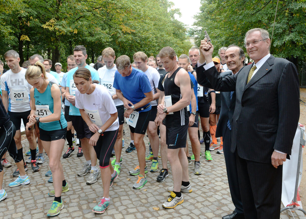 Singhammer, Johannes; Gienger, Eberhard Bundestagsvizepräsident Johannes Singhammer, (re), CDU/CSU, gibt zusammen mit dem Vorsitzenden der Sportgemeinschaft Deutscher Bundestag und Mitglied des Bundestages, Eberhard Gienger, (2.v.re), CDU/CSU, den Startschuss zum 16. Bundestagslauf.