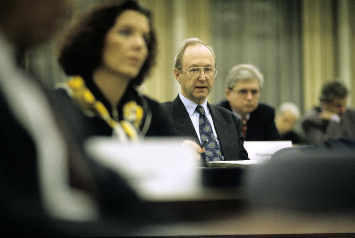 Die Verfassungskommission während einer Sitzung im Großen Sitzungssaal der SPD-Fraktion. Deren Mitglieder sind Abgeordnete der Fraktionen im Bundestag und Bundesratsmitglieder. Hier die hessische Staatsministerin Dr. Christine Hohmann-Dennhardt, SPD, und der Innenminister von Schleswig-Holstein Prof. Dr. Hans-Peter Bull, SPD (mitte).; Die Gemeinsame Verfassungskommission wurde am 28. November 1991 durch den Bundestag und Bundesrat eingesetzt mit dem Auftrag, etwaige Änderungen und Ergänzungen des Grundgesetzes für die Bundesrepublik Deutschland nach der Wiedervereinigung zu erarbeiten.; Kommission, Verfassung, Bundestagsabgeordnete, Abgeordnete, Mitglieder, Bundesrat Hohmann-Dennhardt, Christine; Bull, Hans-Peter Die Verfassungskommission während einer Sitzung im Großen Sitzungssaal der SPD-Fraktion. Deren Mitglieder sind Abgeordnete der Fraktionen im Bundestag und Bundesratsmitglieder. Hier die hessische Staatsministerin Dr. Christine Hohmann-Dennhardt, SPD, und der Innenminister von Schleswig-Holstein Prof. Dr. Hans-Peter Bull, SPD (mitte).; Die Gemeinsame Verfassungskommission wurde am 28. November 1991 durch den Bundestag und Bundesrat eingesetzt mit dem Auftrag, etwaige Änderungen und Ergänzungen des Grundgesetzes für die Bundesrepublik Deutschland nach der Wiedervereinigung zu erarbeiten.; Kommission, Verfassung, Bundestagsabgeordnete, Abgeordnete, Mitglieder, Bundesrat