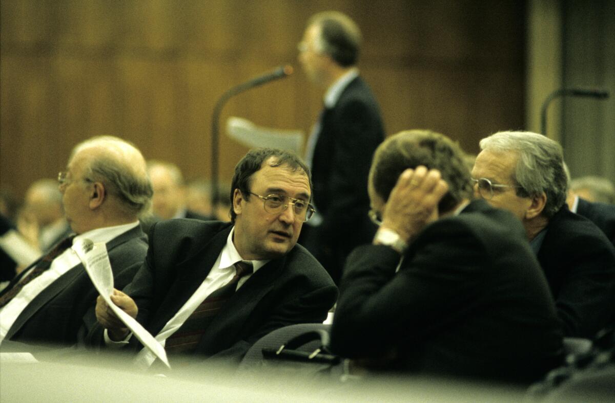 Die Verfassungskommission während einer Sitzung im Großen Sitzungssaal der SPD-Fraktion. Deren Mitglieder sind Abgeordnete der Fraktionen im Bundestag und Bundesratsmitglieder. Hier der Bundestagsabgeordnete Dr. Wolfgang Freiherr von Stetten, CDU/CSU (links).; Die Gemeinsame Verfassungskommission wurde am 28. November 1991 durch den Bundestag und Bundesrat eingesetzt mit dem Auftrag, etwaige Änderungen und Ergänzungen des Grundgesetzes für die Bundesrepublik Deutschland nach der Wiedervereinigung zu erarbeiten.; Kommission, Verfassung, Bundestagsabgeordnete, Abgeordnete, Mitglieder, Bundesrat Stetten, Wolfgang Hermann Freiherr von Die Verfassungskommission während einer Sitzung im Großen Sitzungssaal der SPD-Fraktion. Deren Mitglieder sind Abgeordnete der Fraktionen im Bundestag und Bundesratsmitglieder. Hier der Bundestagsabgeordnete Dr. Wolfgang Freiherr von Stetten, CDU/CSU (links).; Die Gemeinsame Verfassungskommission wurde am 28. November 1991 durch den Bundestag und Bundesrat eingesetzt mit dem Auftrag, etwaige Änderungen und Ergänzungen des Grundgesetzes für die Bundesrepublik Deutschland nach der Wiedervereinigung zu erarbeiten.; Kommission, Verfassung, Bundestagsabgeordnete, Abgeordnete, Mitglieder, Bundesrat