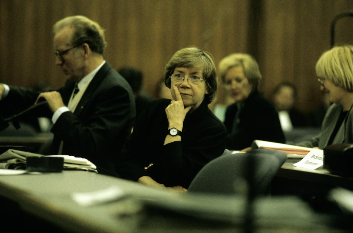 Die Verfassungskommission während einer Sitzung im Großen Sitzungssaal der SPD-Fraktion. Deren Mitglieder sind Abgeordnete der Fraktionen im Bundestag und Bundesratsmitglieder. Hier die Senatorin für Justiz in Berlin, Jutta Limbach, SPD, und der bayerische Staatssekretär Paul Wilhelm, CSU (links).; Die Gemeinsame Verfassungskommission wurde am 28. November 1991 durch den Bundestag und Bundesrat eingesetzt mit dem Auftrag, etwaige Änderungen und Ergänzungen des Grundgesetzes für die Bundesrepublik Deutschland nach der Wiedervereinigung zu erarbeiten.; Kommission, Verfassung, Bundestagsabgeordnete, Abgeordnete, Mitglieder, Bundesrat Limbach, Jutta; Wilhelm, Paul Die Verfassungskommission während einer Sitzung im Großen Sitzungssaal der SPD-Fraktion. Deren Mitglieder sind Abgeordnete der Fraktionen im Bundestag und Bundesratsmitglieder. Hier die Senatorin für Justiz in Berlin, Jutta Limbach, SPD, und der bayerische Staatssekretär Paul Wilhelm, CSU (links).; Die Gemeinsame Verfassungskommission wurde am 28. November 1991 durch den Bundestag und Bundesrat eingesetzt mit dem Auftrag, etwaige Änderungen und Ergänzungen des Grundgesetzes für die Bundesrepublik Deutschland nach der Wiedervereinigung zu erarbeiten.; Kommission, Verfassung, Bundestagsabgeordnete, Abgeordnete, Mitglieder, Bundesrat