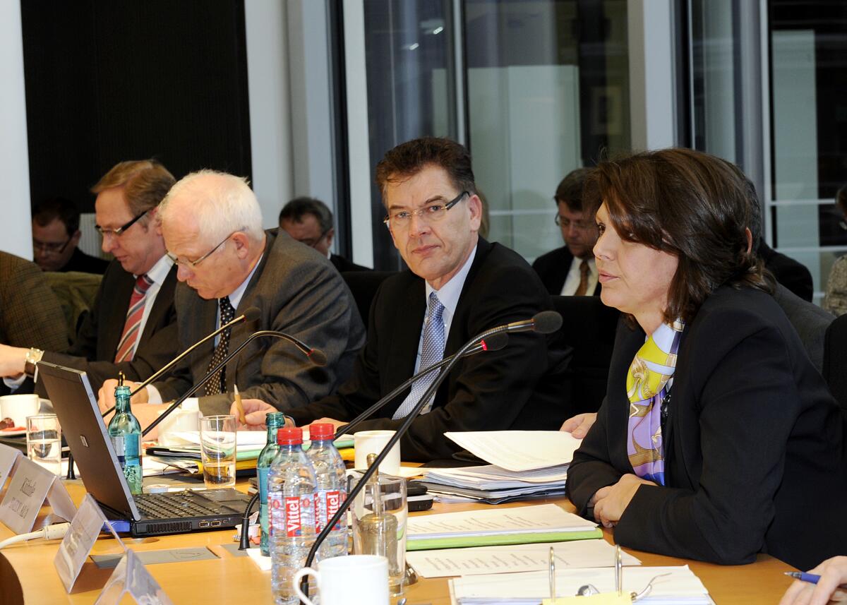 Die Bundesministerin für Ernährung, Landwirtschaft und Verbraucherschutz, Ilse Aigner, CDU/CSU (re), die an der Sondersitzung des Ausschusses für Ernährung, Landwirtschaft und Verbraucherschutz zum Thema "Aktuelle Funde von Dioxin in Futter- und Lebensmitteln" teil. Aigner, Ilse Die Bundesministerin für Ernährung, Landwirtschaft und Verbraucherschutz, Ilse Aigner, CDU/CSU (re), die an der Sondersitzung des Ausschusses für Ernährung, Landwirtschaft und Verbraucherschutz zum Thema "Aktuelle Funde von Dioxin in Futter- und Lebensmitteln" teil.