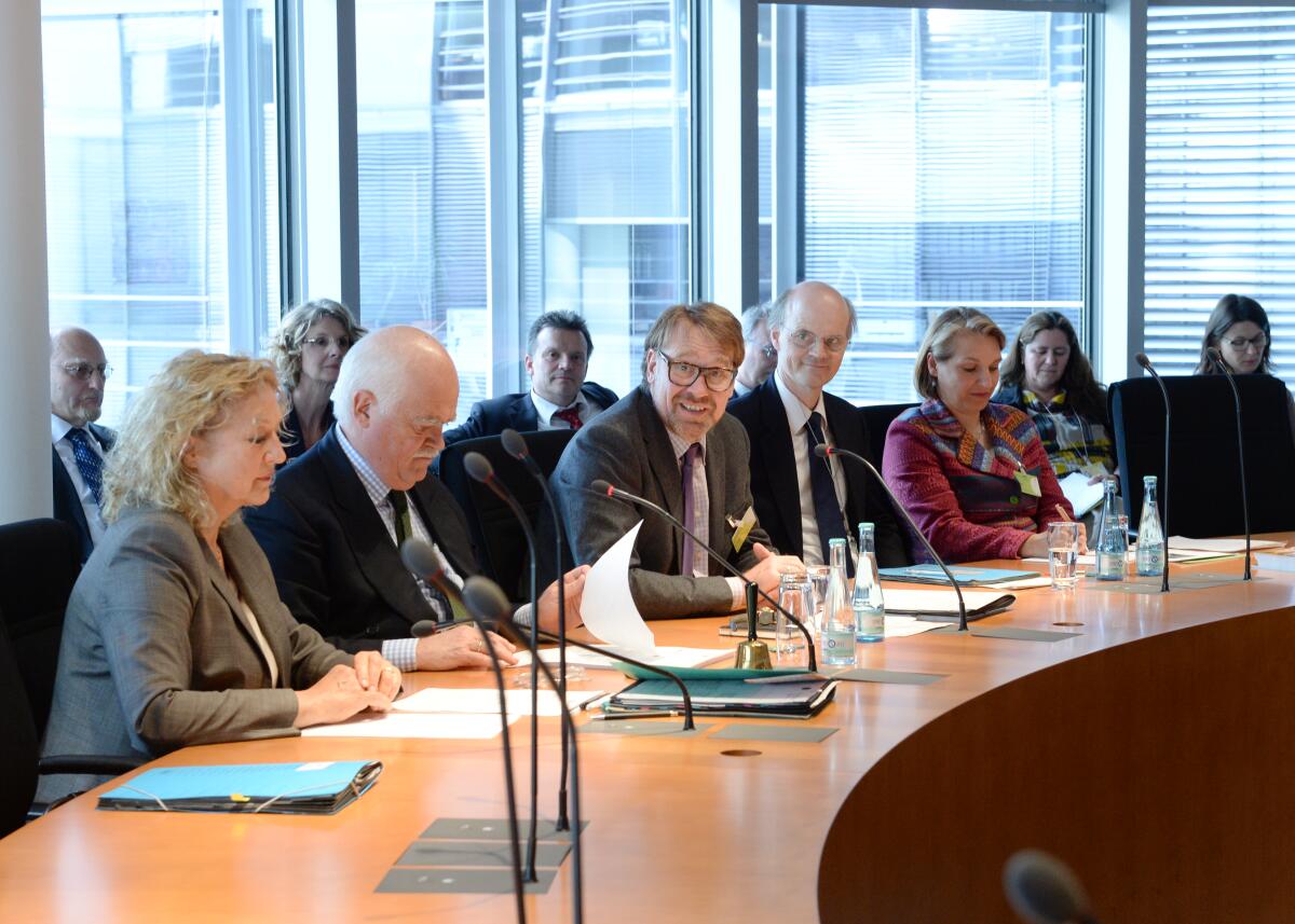 Der Unterausschuss des Deutschen Bundestages für Auswärtige Kultur- und Bildungspolitik hat unter der Leitung seines Vorsitzenden Dr. Peter Gauweiler, (2.v.li), CDU/CSU, eine Ausschusssitzung.; Übersicht. Gauweiler, Peter Der Unterausschuss des Deutschen Bundestages für Auswärtige Kultur- und Bildungspolitik hat unter der Leitung seines Vorsitzenden Dr. Peter Gauweiler, (2.v.li), CDU/CSU, eine Ausschusssitzung.; Übersicht.