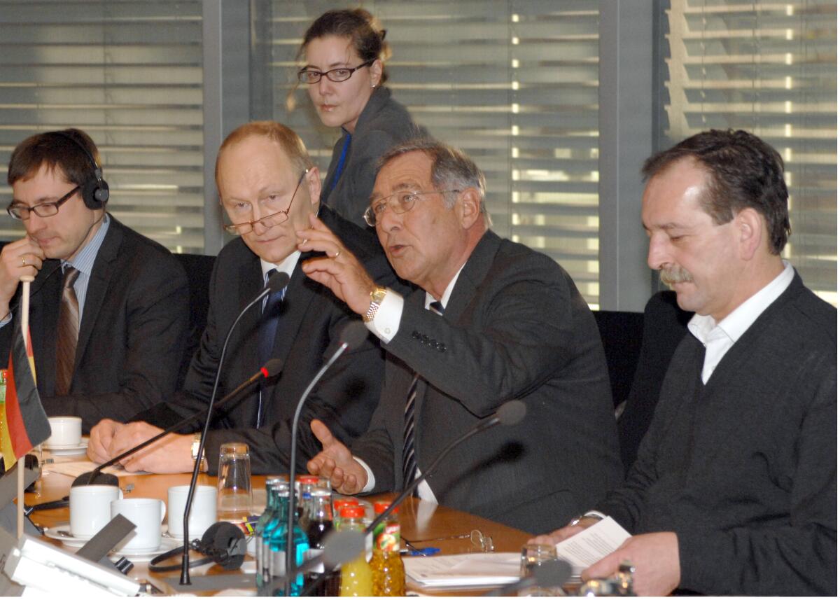 Aaviksoo, Jaack; Beck, Ernst-Reinhard; Erdel, Rainer Delegation des Verteidigungsministers der Republik Estland, Prof. Dr. Jaak Aaviksoo, zu Gast im Verteidigungsausschuss des Deutschen Bundestages.; Verteidigungsminister der Republik Estland, Prof. Dr. Jaak Aaviksoo (2.v.li.), Ernst Reinhard Beck (mitte), CDU/CSU, und Rainer Erdel (re), FDP.