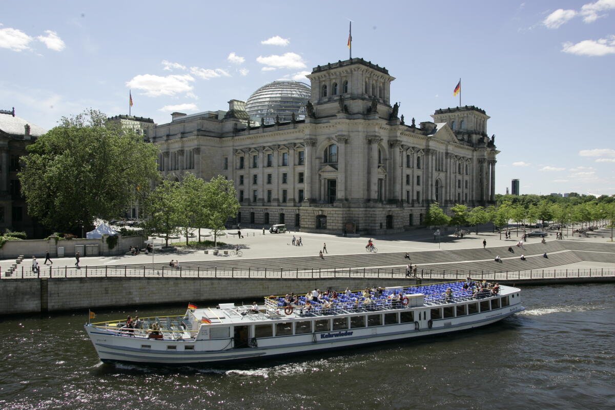 Blick über die Spree auf das Reichstagsgebäude.; Liegenschaften Deutscher Bundestag, Band des Bundes, Wasser, Fluss, Dampfer, Spree, Schiff, Tourist, Touristen, Besucher, Parlamentsviertel Blick über die Spree auf das Reichstagsgebäude.; Liegenschaften Deutscher Bundestag, Band des Bundes, Wasser, Fluss, Dampfer, Spree, Schiff, Tourist, Touristen, Besucher, Parlamentsviertel