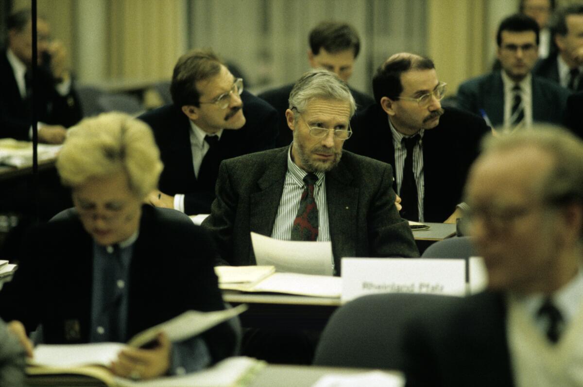 Die Verfassungskommission während einer Sitzung im Großen Sitzungssaal der SPD-Fraktion. Deren Mitglieder sind Abgeordnete der Fraktionen im Bundestag und Bundesratsmitglieder. Hier: Staatsminister der Rheinland-Pfalz, Peter Caesar, FDP.; Die Gemeinsame Verfassungskommission wurde am 28. November 1991 durch den Bundestag und Bundesrat eingesetzt mit dem Auftrag, etwaige Änderungen und Ergänzungen des Grundgesetzes für die Bundesrepublik Deutschland nach der Wiedervereinigung zu erarbeiten.; Kommission, Verfassung, Bundestagsabgeordnete, Abgeordnete, Mitglieder, Bundesrat Caesar, Peter Die Verfassungskommission während einer Sitzung im Großen Sitzungssaal der SPD-Fraktion. Deren Mitglieder sind Abgeordnete der Fraktionen im Bundestag und Bundesratsmitglieder. Hier: Staatsminister der Rheinland-Pfalz, Peter Caesar, FDP.; Die Gemeinsame Verfassungskommission wurde am 28. November 1991 durch den Bundestag und Bundesrat eingesetzt mit dem Auftrag, etwaige Änderungen und Ergänzungen des Grundgesetzes für die Bundesrepublik Deutschland nach der Wiedervereinigung zu erarbeiten.; Kommission, Verfassung, Bundestagsabgeordnete, Abgeordnete, Mitglieder, Bundesrat