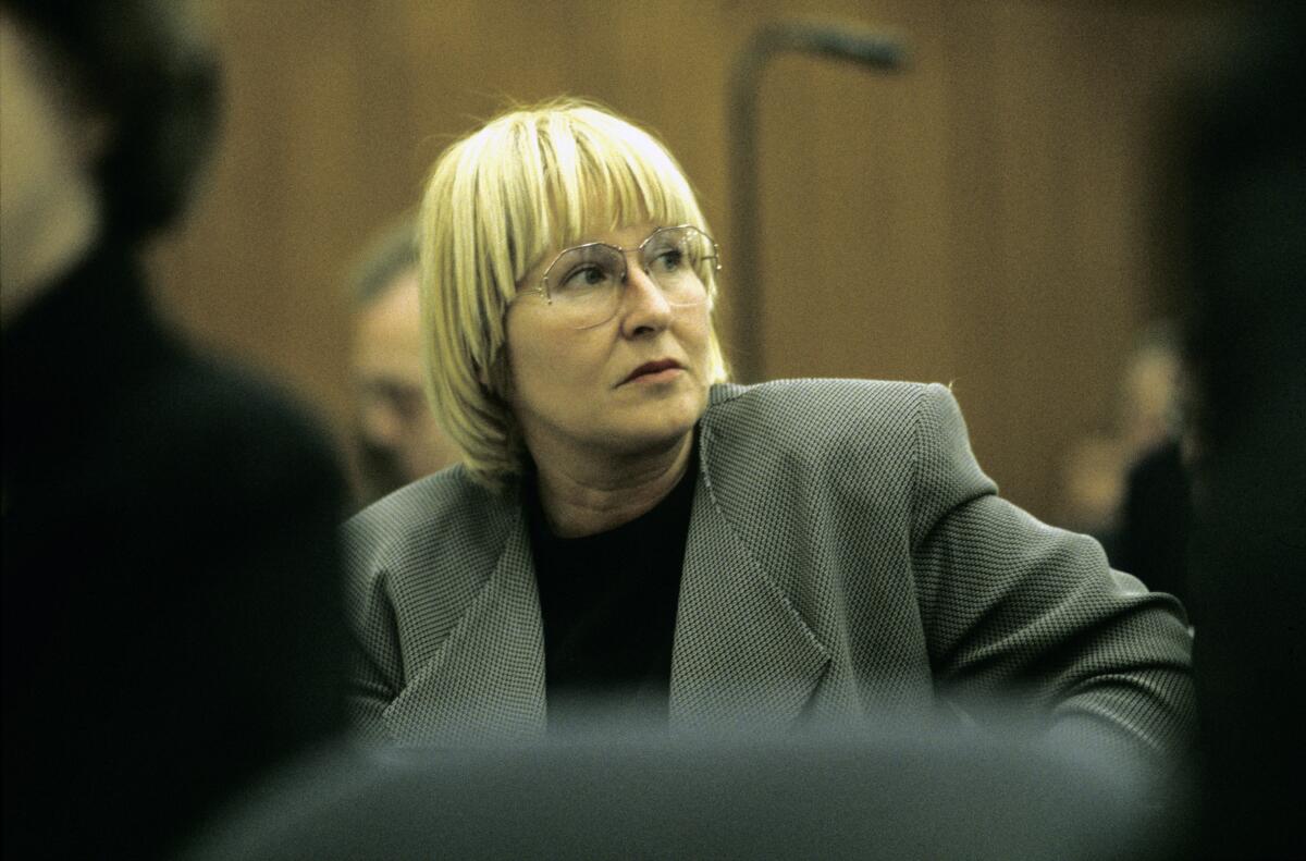 Die Verfassungskommission während einer Sitzung im Großen Sitzungssaal der SPD-Fraktion. Deren Mitglieder sind Abgeordnete der Fraktionen im Bundestag und Bundesratsmitglieder. Hier die Justizministerin von Niedersachsen Heidrun Alm-Merk, SPD.; Die Gemeinsame Verfassungskommission wurde am 28. November 1991 durch den Bundestag und Bundesrat eingesetzt mit dem Auftrag, etwaige Änderungen und Ergänzungen des Grundgesetzes für die Bundesrepublik Deutschland nach der Wiedervereinigung zu erarbeiten.; Kommission, Verfassung, Bundestagsabgeordnete, Abgeordnete, Mitglieder, Bundesrat Alm-Merk, Heidrun Die Verfassungskommission während einer Sitzung im Großen Sitzungssaal der SPD-Fraktion. Deren Mitglieder sind Abgeordnete der Fraktionen im Bundestag und Bundesratsmitglieder. Hier die Justizministerin von Niedersachsen Heidrun Alm-Merk, SPD.; Die Gemeinsame Verfassungskommission wurde am 28. November 1991 durch den Bundestag und Bundesrat eingesetzt mit dem Auftrag, etwaige Änderungen und Ergänzungen des Grundgesetzes für die Bundesrepublik Deutschland nach der Wiedervereinigung zu erarbeiten.; Kommission, Verfassung, Bundestagsabgeordnete, Abgeordnete, Mitglieder, Bundesrat
