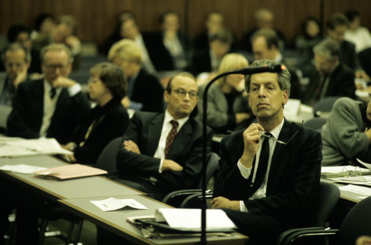Scherf, Henning; Bräutigam, Hans-Otto Die Verfassungskommission während einer Sitzung im Großen Sitzungssaal der SPD-Fraktion. Deren Mitglieder sind Abgeordnete der Fraktionen im Bundestag und Bundesratsmitglieder. Hier der stellvertretende Minister von Brandenburg Dr. Hans-Otto Bräutigam, parteilos (links), und der Senator von Bremen Dr. Henning Scherf, SPD (rechts).; Die Gemeinsame Verfassungskommission wurde am 28. November 1991 durch den Bundestag und Bundesrat eingesetzt mit dem Auftrag, etwaige Änderungen und Ergänzungen des Grundgesetzes für die Bundesrepublik Deutschland nach der Wiedervereinigung zu erarbeiten.; Kommission, Verfassung, Bundestagsabgeordnete, Abgeordnete, Mitglieder, Bundesrat