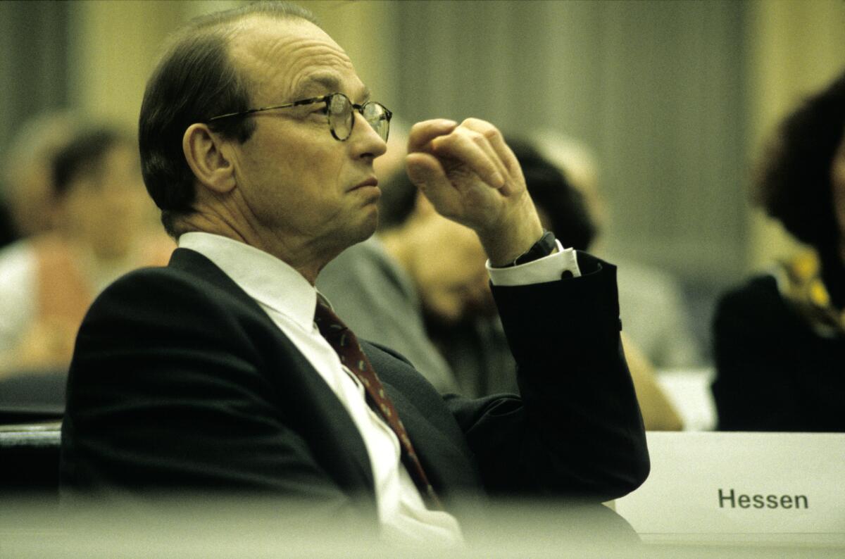 Bräutigam, Hans-Otto Die Verfassungskommission während einer Sitzung im Großen Sitzungssaal der SPD-Fraktion. Deren Mitglieder sind Abgeordnete der Fraktionen im Bundestag und Bundesratsmitglieder. Hier der Minister für Justiz, Bundes- und Europaangelegenheiten in Brandenburg, Dr. Hans-Otto Bräutigam, parteilos.; Die Gemeinsame Verfassungskommission wurde am 28. November 1991 durch den Bundestag und Bundesrat eingesetzt mit dem Auftrag, etwaige Änderungen und Ergänzungen des Grundgesetzes für die Bundesrepublik Deutschland nach der Wiedervereinigung zu erarbeiten.; Kommission, Verfassung, Bundestagsabgeordnete, Abgeordnete, Mitglieder, Bundesrat