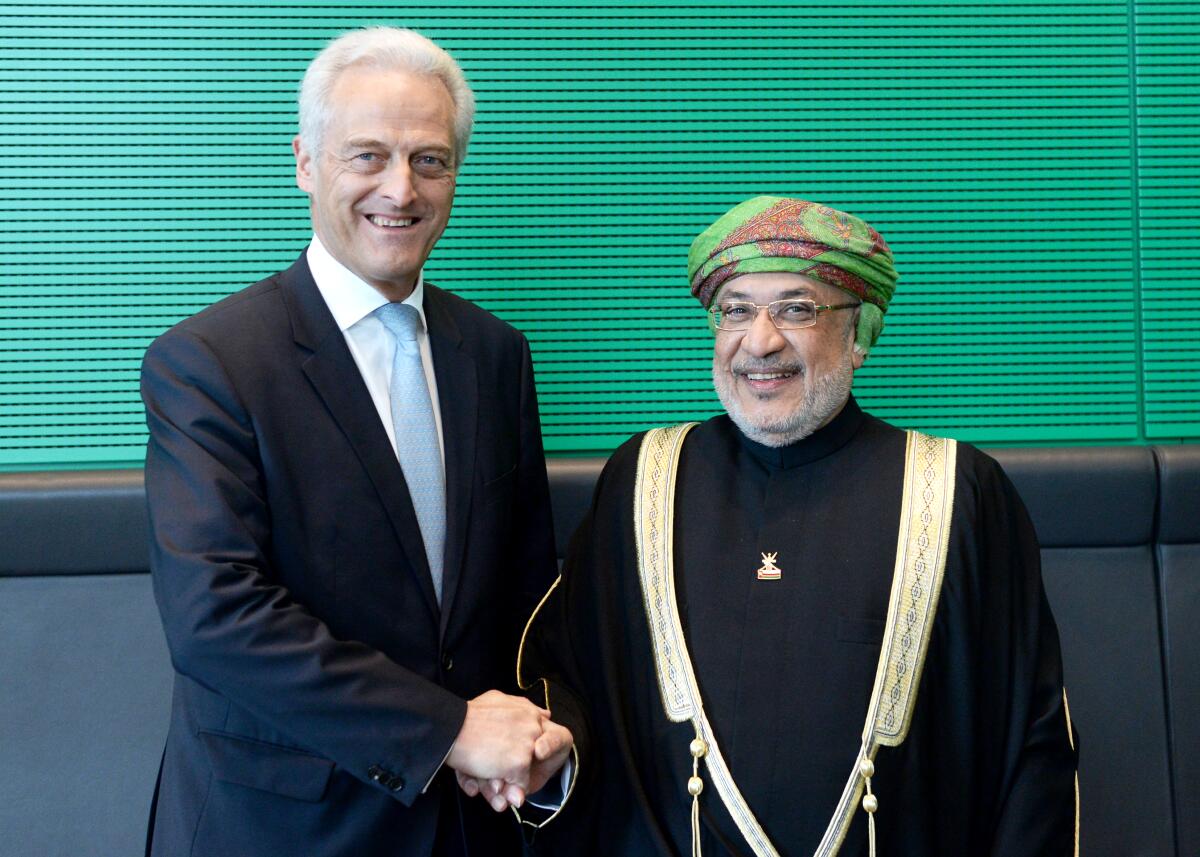 Dr. Peter Ramsauer, (li), CDU/CSU, Vorsitzender des Ausschusses des Deutschen Bundestages für Wirtschaft und Energie, empfängt den Präsidenten des Staatsrates "Madschlis ai-Daula" des Sultanats Oman, Dr. Yahya Mahfoodh Al-Manthari, (re), und Delegation, zu einem Gespräch.; Geste, Gestik. Ramsauer, Peter; Mahfoodh Al-Manthari, Yahya Dr. Peter Ramsauer, (li), CDU/CSU, Vorsitzender des Ausschusses des Deutschen Bundestages für Wirtschaft und Energie, empfängt den Präsidenten des Staatsrates "Madschlis ai-Daula" des Sultanats Oman, Dr. Yahya Mahfoodh Al-Manthari, (re), und Delegation, zu einem Gespräch.; Geste, Gestik.