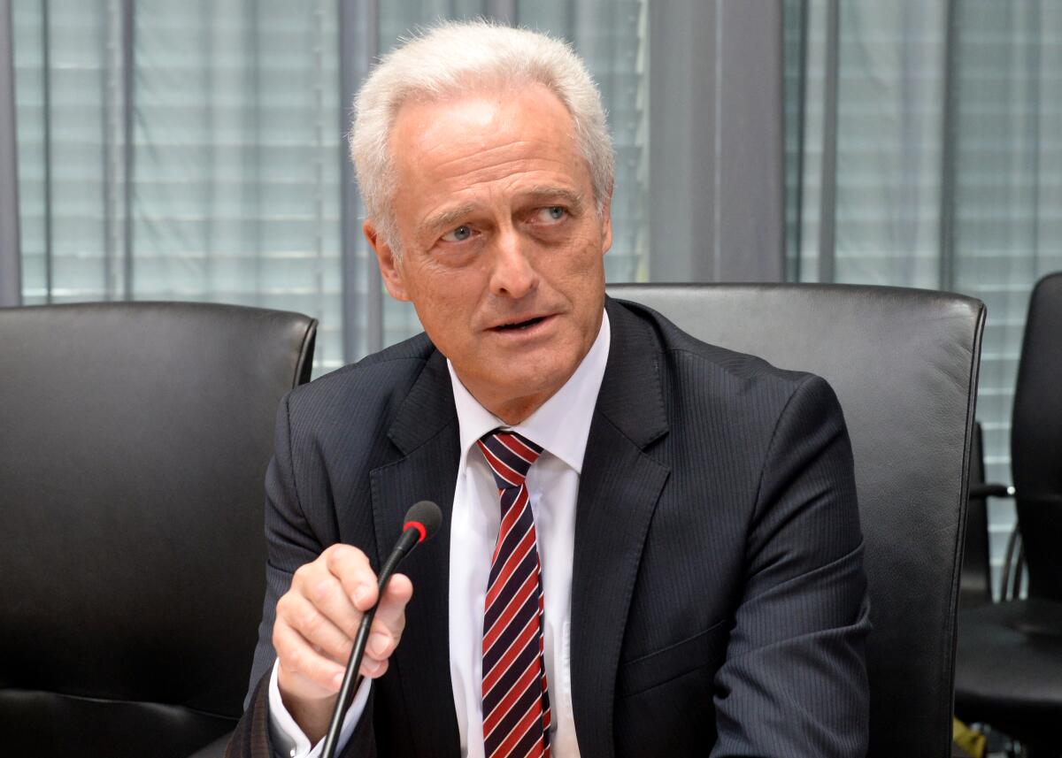 Der Ausschuss des Deutschen Bundestages hat unter der Leitung seines Vorsitzenden Dr. Peter Ramsauer, (hier im Bild), CDU/CSU, und mit Beteiligung von Sachverständigen eine Öffentliche Anhörung. Ramsauer, Peter Der Ausschuss des Deutschen Bundestages hat unter der Leitung seines Vorsitzenden Dr. Peter Ramsauer, (hier im Bild), CDU/CSU, und mit Beteiligung von Sachverständigen eine Öffentliche Anhörung.