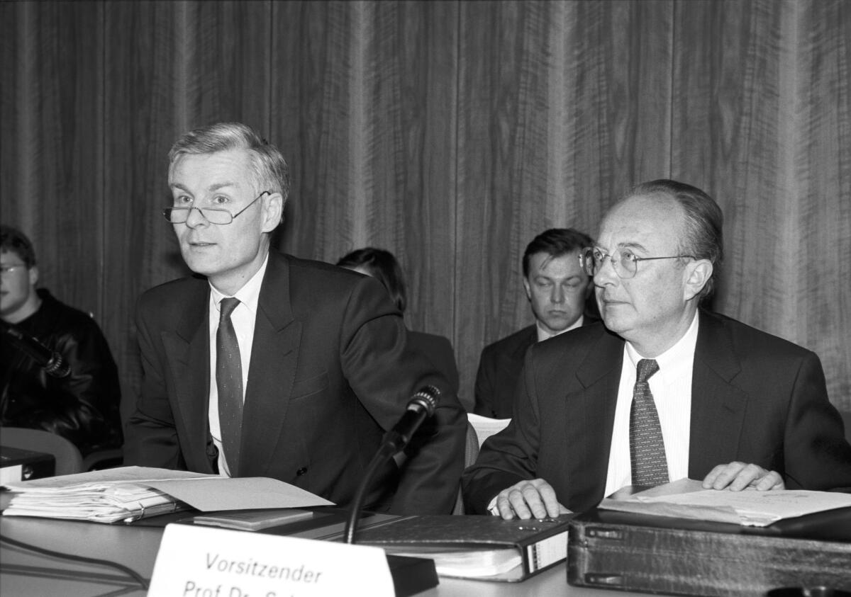 Voscherau, Henning; Scholz, Rupert Die Verfassungskommission während einer Sitzung im Großen Sitzungssaal der SPD-Fraktion. Hier die Vorsitzenden der Kommission Rupert Scholz, CDU/CSU, MdB (rechts) und Henning Voscherau, SPD, Erster Bürgermeister von Hamburg (links).; Die Gemeinsame Verfassungskommission wurde am 28. November 1991 durch den Bundestag und Bundesrat eingesetzt mit dem Auftrag, etwaige Änderungen und Ergänzungen des Grundgesetzes für die Bundesrepublik Deutschland nach der Wiedervereinigung zu erarbeiten.; Kommission, Verfassung, Bundestagsabgeordnete, Abgeordnete, Vorsitzende