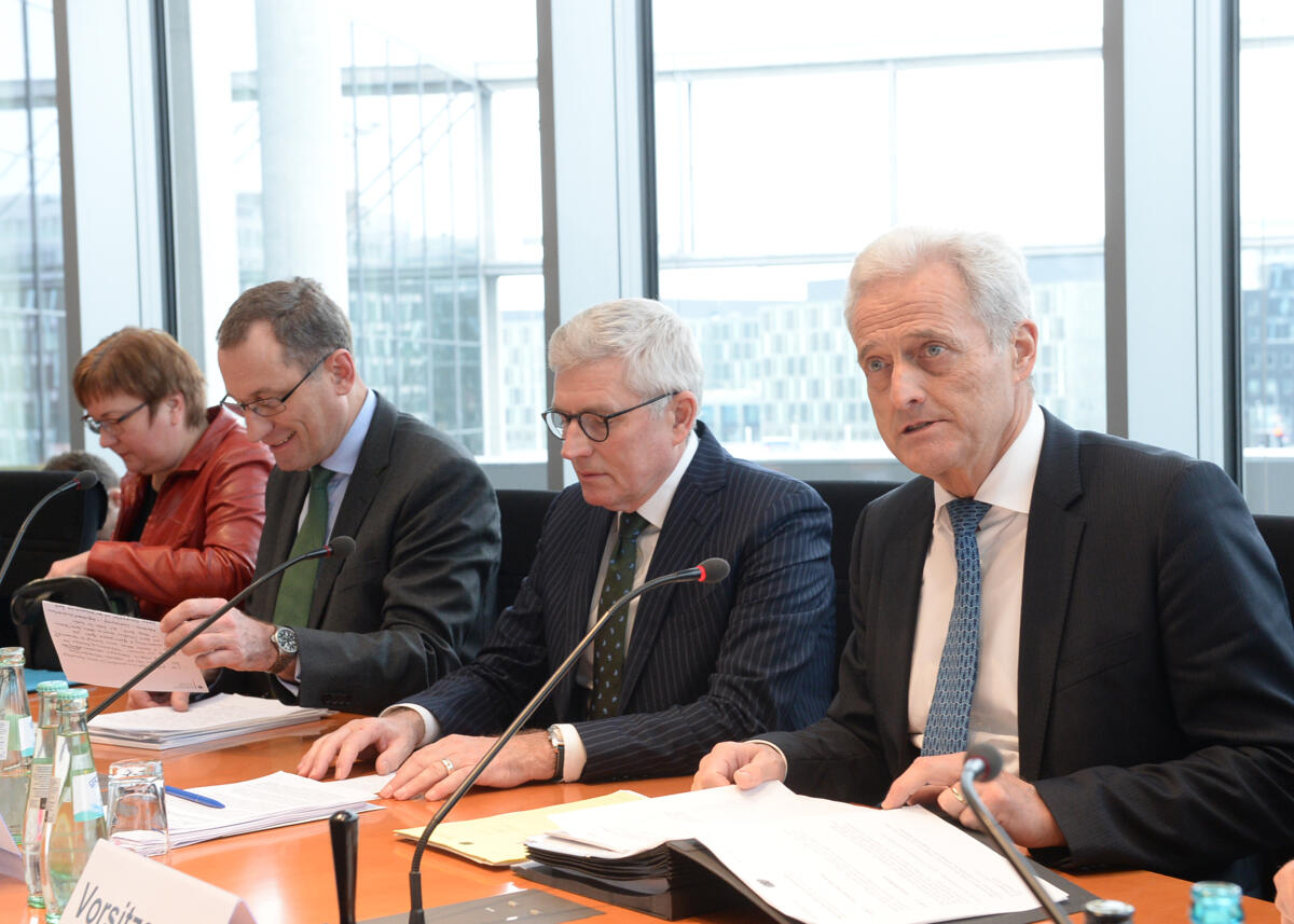 Dr. Peter Ramsauer, (re), CDU/CSU, Vorsitzender des Ausschusses des Deutschen Bundestages für Wirtschaft und Energie, eröffnet die 30. Sitzung des Ausschusses, an dem Dr. Benno Bunse, (2.v.re), und Dr. Jürgen Friedrich, (2.v.li), von Germany Trade & Invest GmbH, teil nehmen. Links: Iris Gleicke, SPD, Parlamentarische Staatssekretärin. Ramsauer, Peter; Bunse, Benno; Friedrich, Jürgen; Gleicke, Iris Dr. Peter Ramsauer, (re), CDU/CSU, Vorsitzender des Ausschusses des Deutschen Bundestages für Wirtschaft und Energie, eröffnet die 30. Sitzung des Ausschusses, an dem Dr. Benno Bunse, (2.v.re), und Dr. Jürgen Friedrich, (2.v.li), von Germany Trade & Invest GmbH, teil nehmen. Links: Iris Gleicke, SPD, Parlamentarische Staatssekretärin.