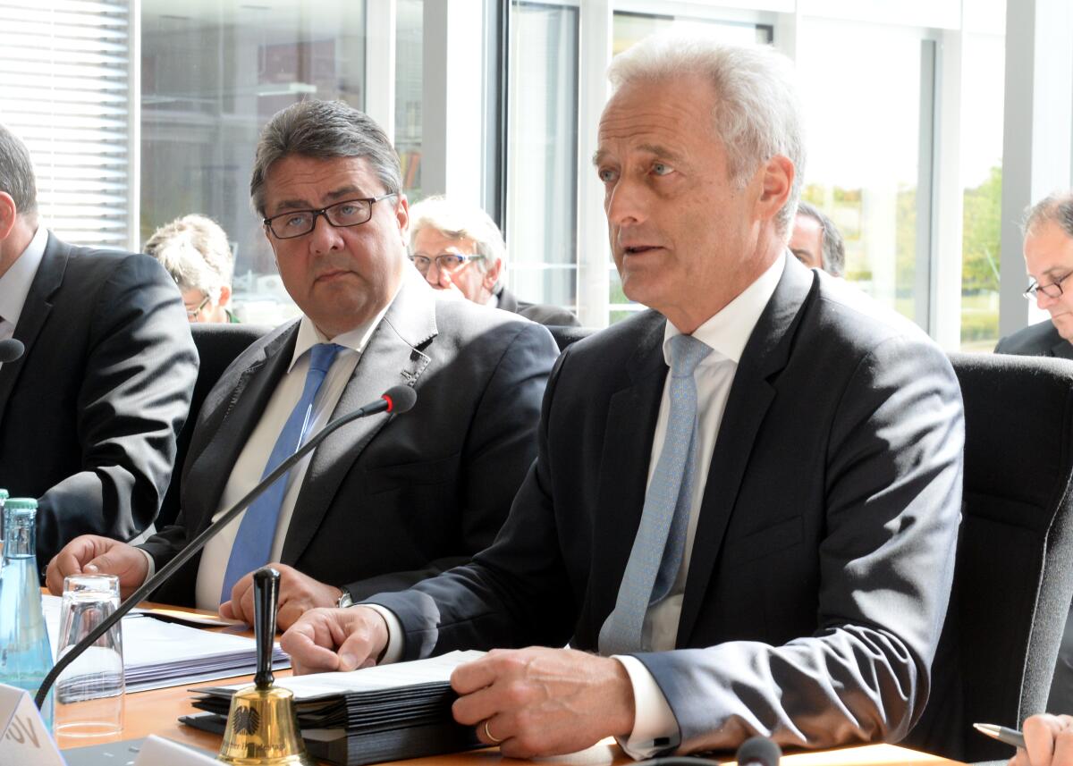 Dr. Peter Ramsauer, (re), CDU/CSU, leitet eine Ausschusssitzung des Ausschusses des Deutschen Bundestages für Wirtschaft und Energie, an der Sigmar Gabriel, (li), SPD, Bundesminister des gleichnamigen Bundesministeriums, teil nimmt. Ramsauer, Peter; Gabriel, Sigmar Dr. Peter Ramsauer, (re), CDU/CSU, leitet eine Ausschusssitzung des Ausschusses des Deutschen Bundestages für Wirtschaft und Energie, an der Sigmar Gabriel, (li), SPD, Bundesminister des gleichnamigen Bundesministeriums, teil nimmt.
