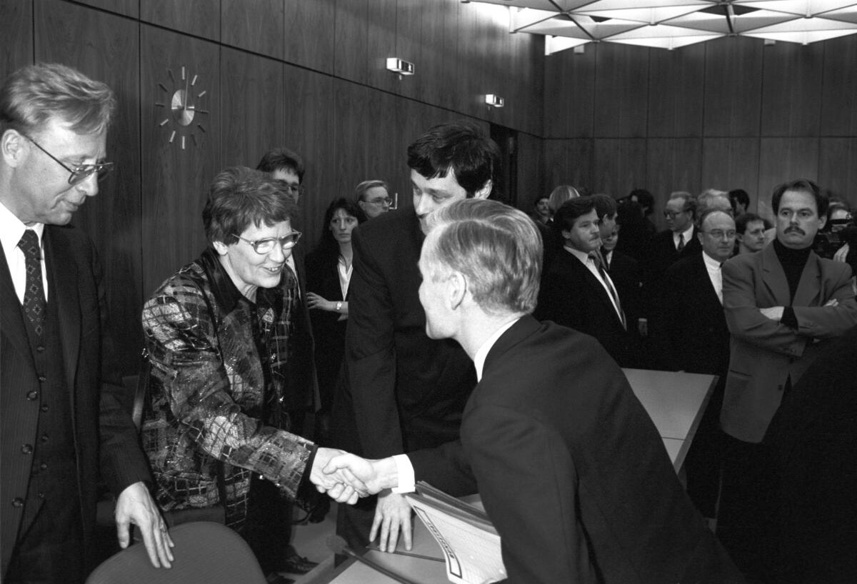 Eröffnung der konstituierenden Sitzung der Gemeinsamen Verfassungskommission im Großen Sitzungssaal der SPD-Fraktion. Der Vorsitzende der Kommission Henning Voscherau, SPD, Erster Bürgermeister von Hamburg, begrüßt Bundestagspräsidentin Prof. Dr. Rita Süssmuth, CDU/CSU.; Die Gemeinsame Verfassungskommission wurde am 28. November 1991 durch den Bundestag und Bundesrat eingesetzt mit dem Auftrag, etwaige Änderungen und Ergänzungen des Grundgesetzes für die Bundesrepublik Deutschland nach der Wiedervereinigung zu erarbeiten.; Kommission, Verfassung, Bundestagsabgeordnete, Abgeordnete, Bundestagspräsidentin, Vorsitzender, Begrüßung Voscherau, Henning; Süssmuth, Rita; Risse, Horst Eröffnung der konstituierenden Sitzung der Gemeinsamen Verfassungskommission im Großen Sitzungssaal der SPD-Fraktion. Der Vorsitzende der Kommission Henning Voscherau, SPD, Erster Bürgermeister von Hamburg, begrüßt Bundestagspräsidentin Prof. Dr. Rita Süssmuth, CDU/CSU.; Die Gemeinsame Verfassungskommission wurde am 28. November 1991 durch den Bundestag und Bundesrat eingesetzt mit dem Auftrag, etwaige Änderungen und Ergänzungen des Grundgesetzes für die Bundesrepublik Deutschland nach der Wiedervereinigung zu erarbeiten.; Kommission, Verfassung, Bundestagsabgeordnete, Abgeordnete, Bundestagspräsidentin, Vorsitzender, Begrüßung