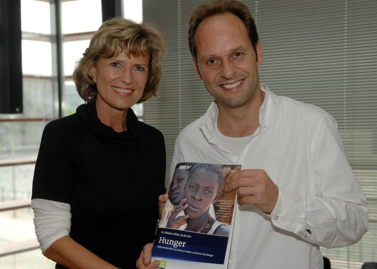 Der Ausschuss für wirtschaftliche Zusammenarbeit und Entwicklungshilfe hat zusammen mit dem Ausschuss für Ernährung, Landwirtschaft und Verbraucherschutz des Deutschen Bundestages zur Vorführung des Films "Hunger" eingeladen. Die Vorführung und die anschliessende Dikussion wird von Dagmar Wöhrl, (li), CDU/CSU, MdB, geleitet. Unter den Anwesenden sind auch der Filmautor und Regisseur des Films, Marcus Vetter, (re), Peter Latzel vom SWR, der für die ARD den Film ausstrahlt, und Josef Sayer von Miseroer. Vetter, Marcus; Wöhrl, Dagmar G. Der Ausschuss für wirtschaftliche Zusammenarbeit und Entwicklungshilfe hat zusammen mit dem Ausschuss für Ernährung, Landwirtschaft und Verbraucherschutz des Deutschen Bundestages zur Vorführung des Films "Hunger" eingeladen. Die Vorführung und die anschliessende Dikussion wird von Dagmar Wöhrl, (li), CDU/CSU, MdB, geleitet. Unter den Anwesenden sind auch der Filmautor und Regisseur des Films, Marcus Vetter, (re), Peter Latzel vom SWR, der für die ARD den Film ausstrahlt, und Josef Sayer von Miseroer.