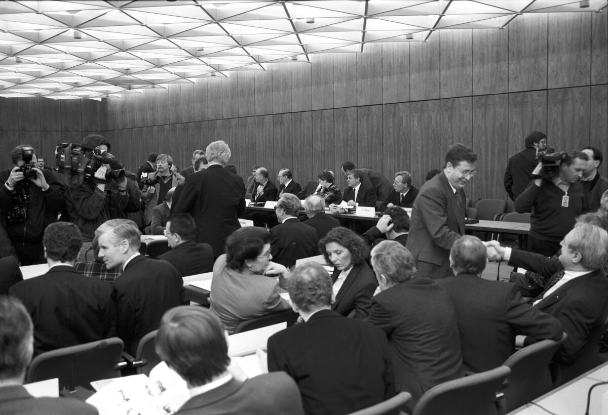Eröffnung der konstituierenden Sitzung der Gemeinsamen Verfassungskommission in Anwesenheit der Presse im Großen Sitzungssaal der SPD-Fraktion. Deren Mitglieder sind Abgeordnete der Fraktionen im Bundestag und Bundesratsmitglieder.; Die Gemeinsame Verfassungskommission wurde am 28. November 1991 durch den Bundestag und Bundesrat eingesetzt mit dem Auftrag, etwaige Änderungen und Ergänzungen des Grundgesetzes für die Bundesrepublik Deutschland nach der Wiedervereinigung zu erarbeiten.; Kommission, Verfassung, Bundestagsabgeordnete, Abgeordnete, Mitglieder, Bundesrat, Presse, Medien Eröffnung der konstituierenden Sitzung der Gemeinsamen Verfassungskommission in Anwesenheit der Presse im Großen Sitzungssaal der SPD-Fraktion. Deren Mitglieder sind Abgeordnete der Fraktionen im Bundestag und Bundesratsmitglieder.; Die Gemeinsame Verfassungskommission wurde am 28. November 1991 durch den Bundestag und Bundesrat eingesetzt mit dem Auftrag, etwaige Änderungen und Ergänzungen des Grundgesetzes für die Bundesrepublik Deutschland nach der Wiedervereinigung zu erarbeiten.; Kommission, Verfassung, Bundestagsabgeordnete, Abgeordnete, Mitglieder, Bundesrat, Presse, Medien