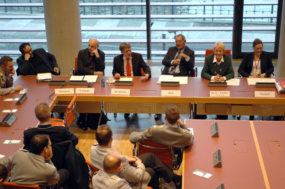 Besuch des Lehrgangs General- und Admiralstabsdienst National, LGAN, der Führungsakademie der Bundeswehr mit internationaler Beteiligung, NATO und EU, beim Verteidigungsausschuss des Deutschen Bundestages.; Dr. h. c. Susanne Kastner (SPD) (2.v.re), Ernst-Reinhard Beck (CDU/CSU) (3.v.re), Dr. Hans-Peter Bartels (SPD) (4.v.re) , Paul Schäfer (DIE LINKE) (5.v.re) , Omid Nouripour (BÜNDNIS 90/DIE GRÜNEN) (li) Kastner, Susanne; Beck, Ernst-Reinhard; Bartels, Hans-Peter; Schäfer, Paul; Nouripour, Omid Besuch des Lehrgangs General- und Admiralstabsdienst National, LGAN, der Führungsakademie der Bundeswehr mit internationaler Beteiligung, NATO und EU, beim Verteidigungsausschuss des Deutschen Bundestages.; Dr. h. c. Susanne Kastner (SPD) (2.v.re), Ernst-Reinhard Beck (CDU/CSU) (3.v.re), Dr. Hans-Peter Bartels (SPD) (4.v.re) , Paul Schäfer (DIE LINKE) (5.v.re) , Omid Nouripour (BÜNDNIS 90/DIE GRÜNEN) (li)
