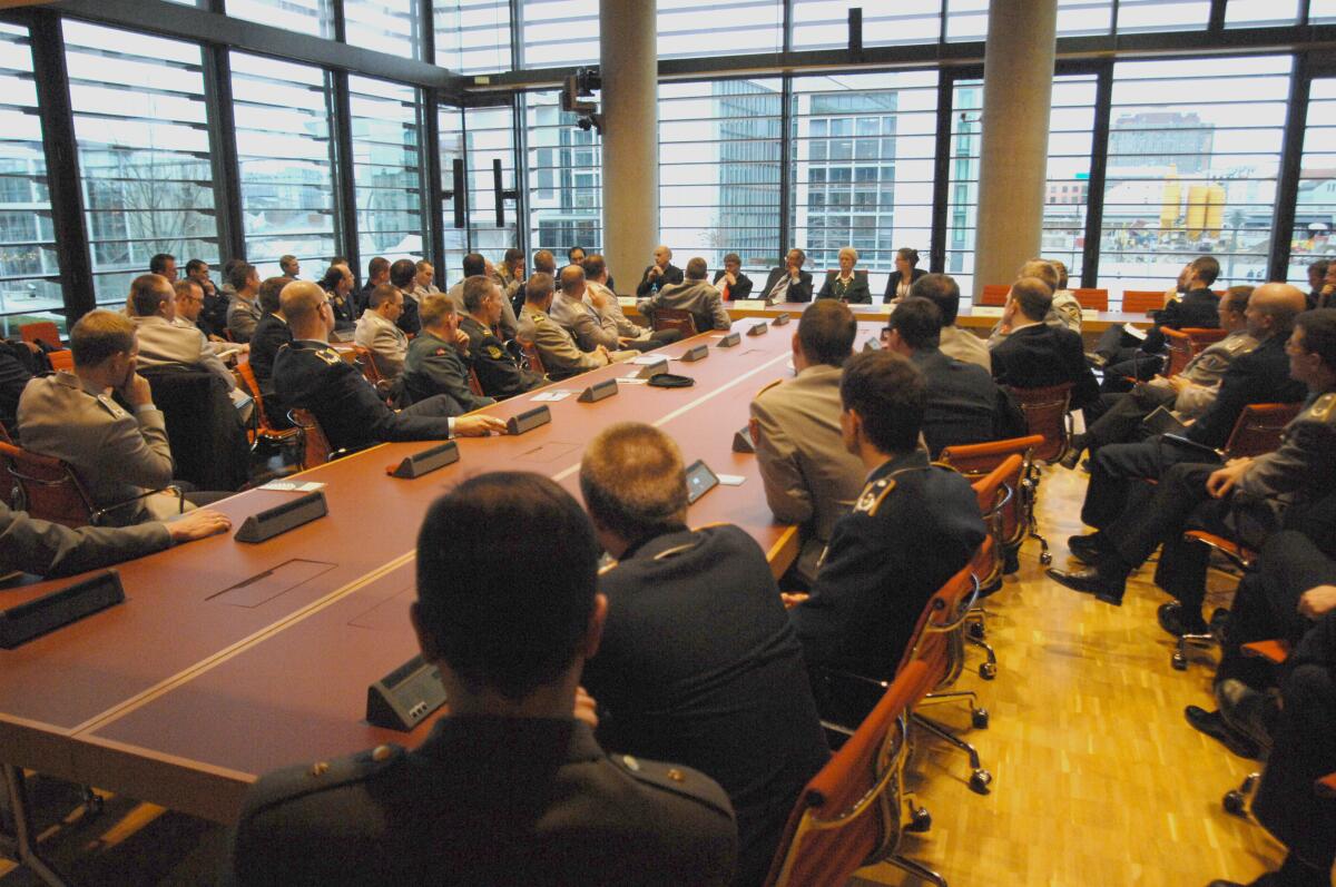  Besuch des Lehrgangs General- und Admiralstabsdienst National (LGAN) der Führungsakademie der Bundeswehr mit internationaler Beteiligung (NATO und EU) beim Verteidigungsausschuss des Deutschen Bundestages.; Übersicht
