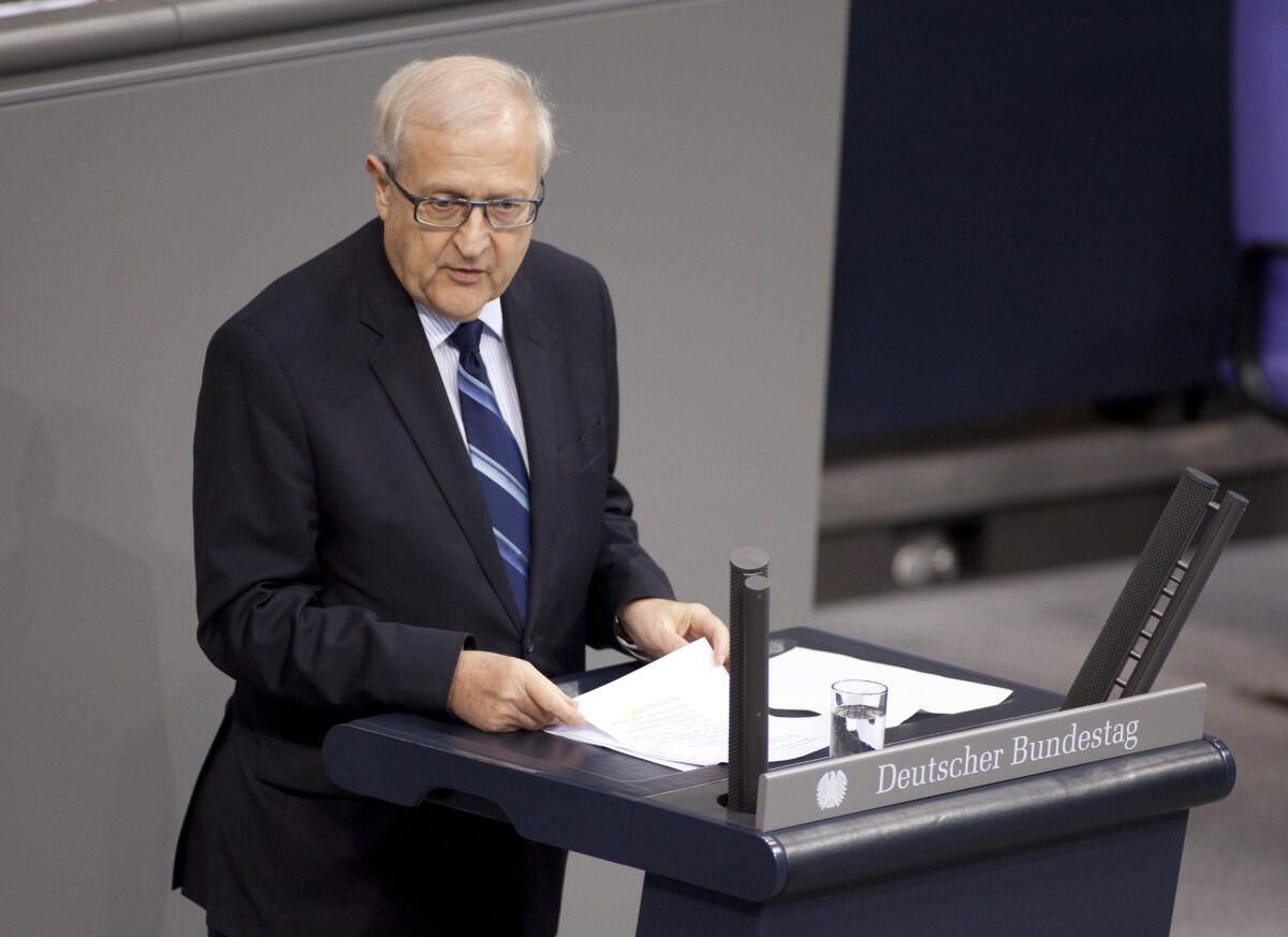 Rainer Brüderle, FDP, MdB, Bundeswirtschaftsminister während einer Rede im Deutschen Bundestag.; Plenardebatte, Rede, Redner, Brüderle, Rednerpult, Plenarsaal Brüderle, Rainer Rainer Brüderle, FDP, MdB, Bundeswirtschaftsminister während einer Rede im Deutschen Bundestag.; Plenardebatte, Rede, Redner, Brüderle, Rednerpult, Plenarsaal