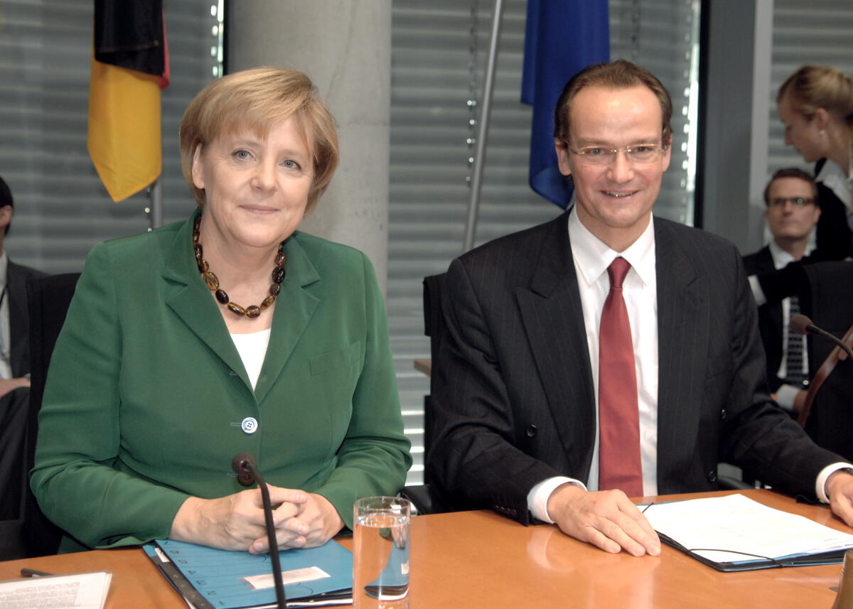 Bundeskanzlerin Dr. Angela Merkel, MdB, CDU/CSU und der Vorsitzende des EU-Ausschusses, Gunther Krichbaum, MdB, vor der Sitzung des Ausschusses. Merkel, Angela; Krichbaum, Gunther Bundeskanzlerin Dr. Angela Merkel, MdB, CDU/CSU und der Vorsitzende des EU-Ausschusses, Gunther Krichbaum, MdB, vor der Sitzung des Ausschusses.