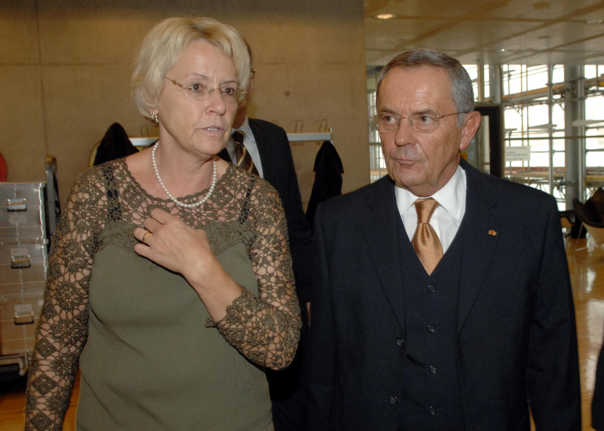 Die Vorsitzende des Verteidigungsausschusses, Susanne Kastner, MdB, SPD und der Ex-Generalinspekteur der Bundeswehr, Wolfgang Schneiderhan. Kastner, Susanne; Schneiderhan, Wolfgang Die Vorsitzende des Verteidigungsausschusses, Susanne Kastner, MdB, SPD und der Ex-Generalinspekteur der Bundeswehr, Wolfgang Schneiderhan.