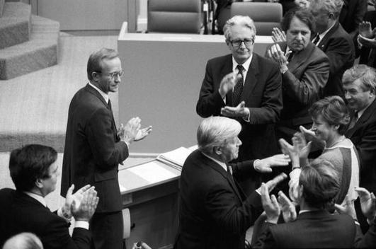 Schmidt, Helmut; Vogel, Hans-Jochen Liegenschaften in Bonn, Plenargebäude
