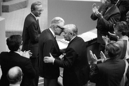 Schmidt, Helmut; Vogel, Hans-Jochen Liegenschaften in Bonn, Plenargebäude