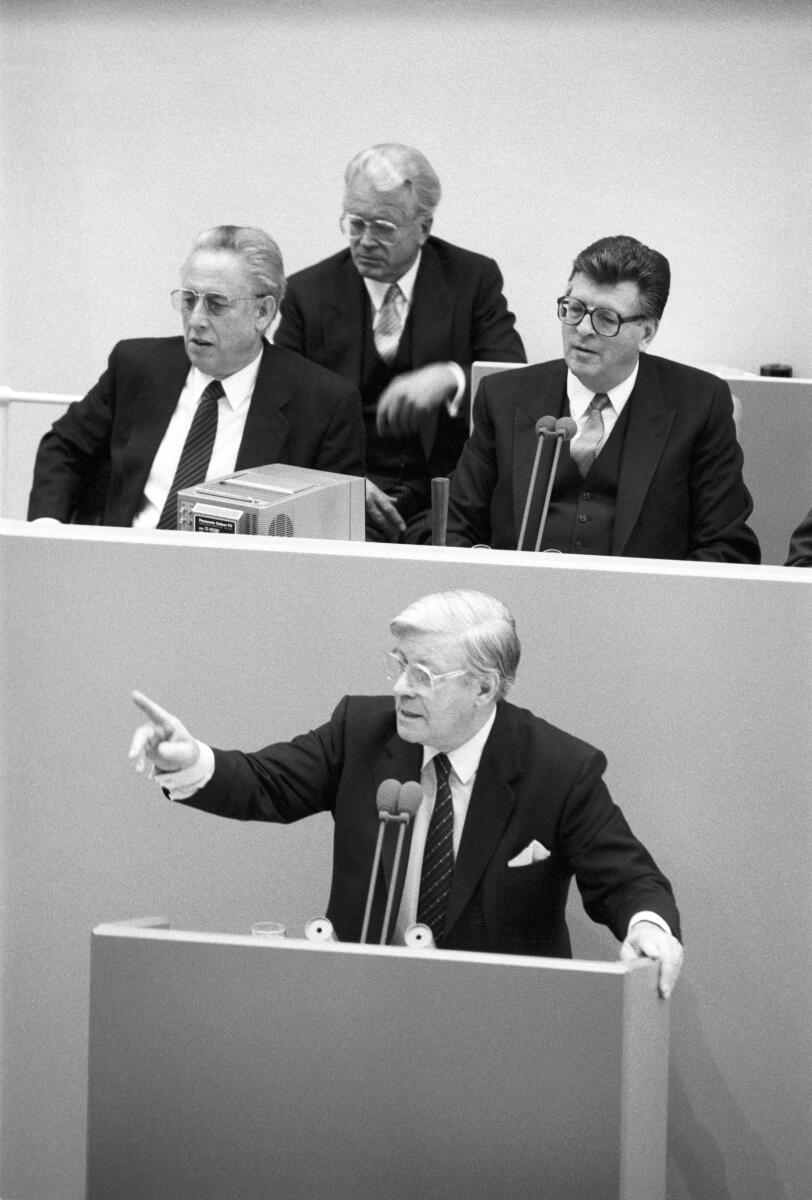 Helmut Schmidt, SPD, Bundeskanzler a.D., hält seine Abschiedsrede im Plenarsaal des Deutschen Bundestages im Wasserwerk in Bonn am 10. September 1986. Er beendete seine Mitgliedschaft im Deutschen Bundestag nach Ablauf der 10. Wahlperiode. Vorsitz: Bundestagspräsident Philipp Jenninger, CDU/CSU.; Bundestagsabgeordneter, Abgeordneter, Rede, Rednerpult, Gestik, Mimik Schmidt, Helmut; Jenninger, Philipp Helmut Schmidt, SPD, Bundeskanzler a.D., hält seine Abschiedsrede im Plenarsaal des Deutschen Bundestages im Wasserwerk in Bonn am 10. September 1986. Er beendete seine Mitgliedschaft im Deutschen Bundestag nach Ablauf der 10. Wahlperiode. Vorsitz: Bundestagspräsident Philipp Jenninger, CDU/CSU.; Bundestagsabgeordneter, Abgeordneter, Rede, Rednerpult, Gestik, Mimik