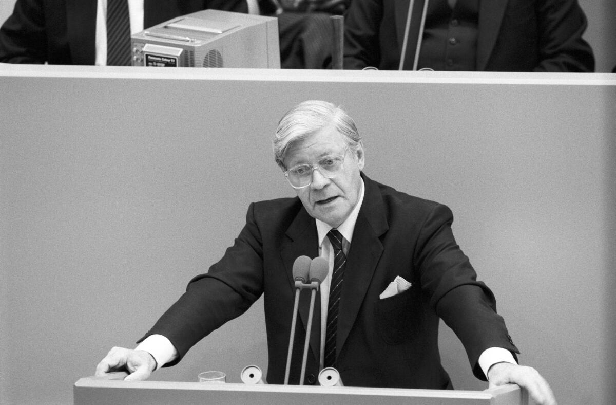 Helmut Schmidt, SPD, Bundeskanzler a.D., hält seine Abschiedsrede im Plenarsaal des Deutschen Bundestages im Wasserwerk in Bonn am 10. September 1986. Er beendete seine Mitgliedschaft im Deutschen Bundestag nach Ablauf der 10. Wahlperiode.; Bundestagsabgeordneter, Abgeordneter, Rede, Rednerpult, Gestik, Mimik Schmidt, Helmut Helmut Schmidt, SPD, Bundeskanzler a.D., hält seine Abschiedsrede im Plenarsaal des Deutschen Bundestages im Wasserwerk in Bonn am 10. September 1986. Er beendete seine Mitgliedschaft im Deutschen Bundestag nach Ablauf der 10. Wahlperiode.; Bundestagsabgeordneter, Abgeordneter, Rede, Rednerpult, Gestik, Mimik