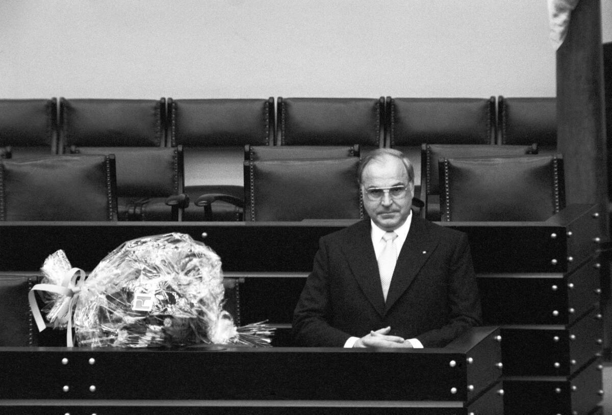 Das konstruktive Misstrauensvotum gegen Bundeskanzler Helmut Schmidt, SPD, führt zu dessen Sturz nach 13 Jahren der sozialliberalen Koalition. Der erfolgreiche gemeinsame Antrag von CDU/CSU und FDP macht Helmut Kohl, CDU/CSU, MdB, zum neuen Kanzler. Erstmals in der bundesdeutschen Geschichte vollzieht sich ein Regierungs- und Kanzlerwechsel durch ein konstruktives Misstrauensvotum.; Hier: Der neue Bundeskanzler Helmut Kohl, CDU/CSU, nach dem gewonnenen Misstrauensvotum gegen Helmut Schmidt auf der Regierungsbank. Neben ihm der Blumenstrauß zur Gratulation.; Blumen, Strauß, Regierungsbank, Kanzler Kohl, Helmut Das konstruktive Misstrauensvotum gegen Bundeskanzler Helmut Schmidt, SPD, führt zu dessen Sturz nach 13 Jahren der sozialliberalen Koalition. Der erfolgreiche gemeinsame Antrag von CDU/CSU und FDP macht Helmut Kohl, CDU/CSU, MdB, zum neuen Kanzler. Erstmals in der bundesdeutschen Geschichte vollzieht sich ein Regierungs- und Kanzlerwechsel durch ein konstruktives Misstrauensvotum.; Hier: Der neue Bundeskanzler Helmut Kohl, CDU/CSU, nach dem gewonnenen Misstrauensvotum gegen Helmut Schmidt auf der Regierungsbank. Neben ihm der Blumenstrauß zur Gratulation.; Blumen, Strauß, Regierungsbank, Kanzler