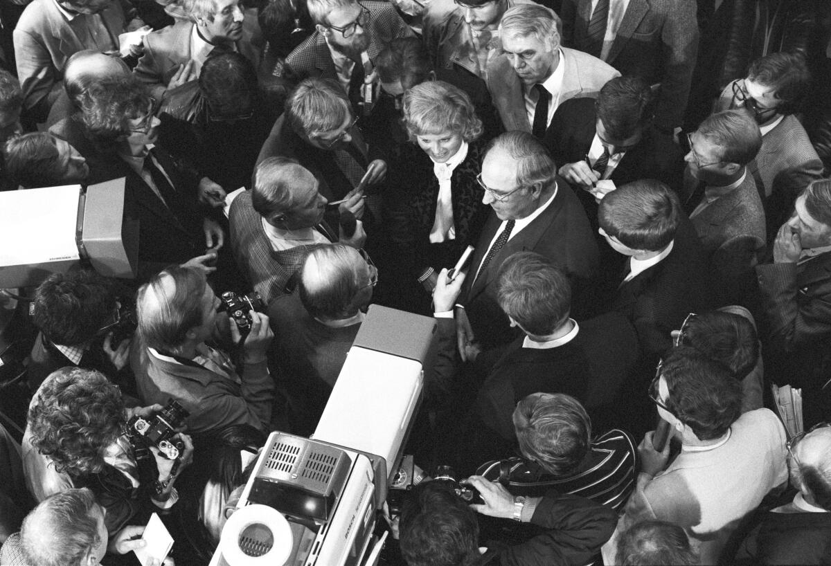 Das konstruktive Misstrauensvotum gegen Bundeskanzler Helmut Schmidt, SPD, führt zu dessen Sturz nach 13 Jahren der sozialliberalen Koalition. Der erfolgreiche gemeinsame Antrag von CDU/CSU und FDP macht Helmut Kohl, CDU/CSU, MdB, zum neuen Kanzler. Erstmals in der bundesdeutschen Geschichte vollzieht sich ein Regierungs- und Kanzlerwechsel durch ein konstruktives Misstrauensvotum.; Hier: Medienvertreter umringen den neuen Bundeskanzler Helmut Kohl und seine Ehefrau Hannelore Kohl nach dem gewonnenen Misstrauensvotum gegen Helmut Schmidt.; Presse, Medien, Fernsehen, Journalisten, Kamera, Vogelperspektive Kohl, Helmut; Kohl, Hannelore Das konstruktive Misstrauensvotum gegen Bundeskanzler Helmut Schmidt, SPD, führt zu dessen Sturz nach 13 Jahren der sozialliberalen Koalition. Der erfolgreiche gemeinsame Antrag von CDU/CSU und FDP macht Helmut Kohl, CDU/CSU, MdB, zum neuen Kanzler. Erstmals in der bundesdeutschen Geschichte vollzieht sich ein Regierungs- und Kanzlerwechsel durch ein konstruktives Misstrauensvotum.; Hier: Medienvertreter umringen den neuen Bundeskanzler Helmut Kohl und seine Ehefrau Hannelore Kohl nach dem gewonnenen Misstrauensvotum gegen Helmut Schmidt.; Presse, Medien, Fernsehen, Journalisten, Kamera, Vogelperspektive