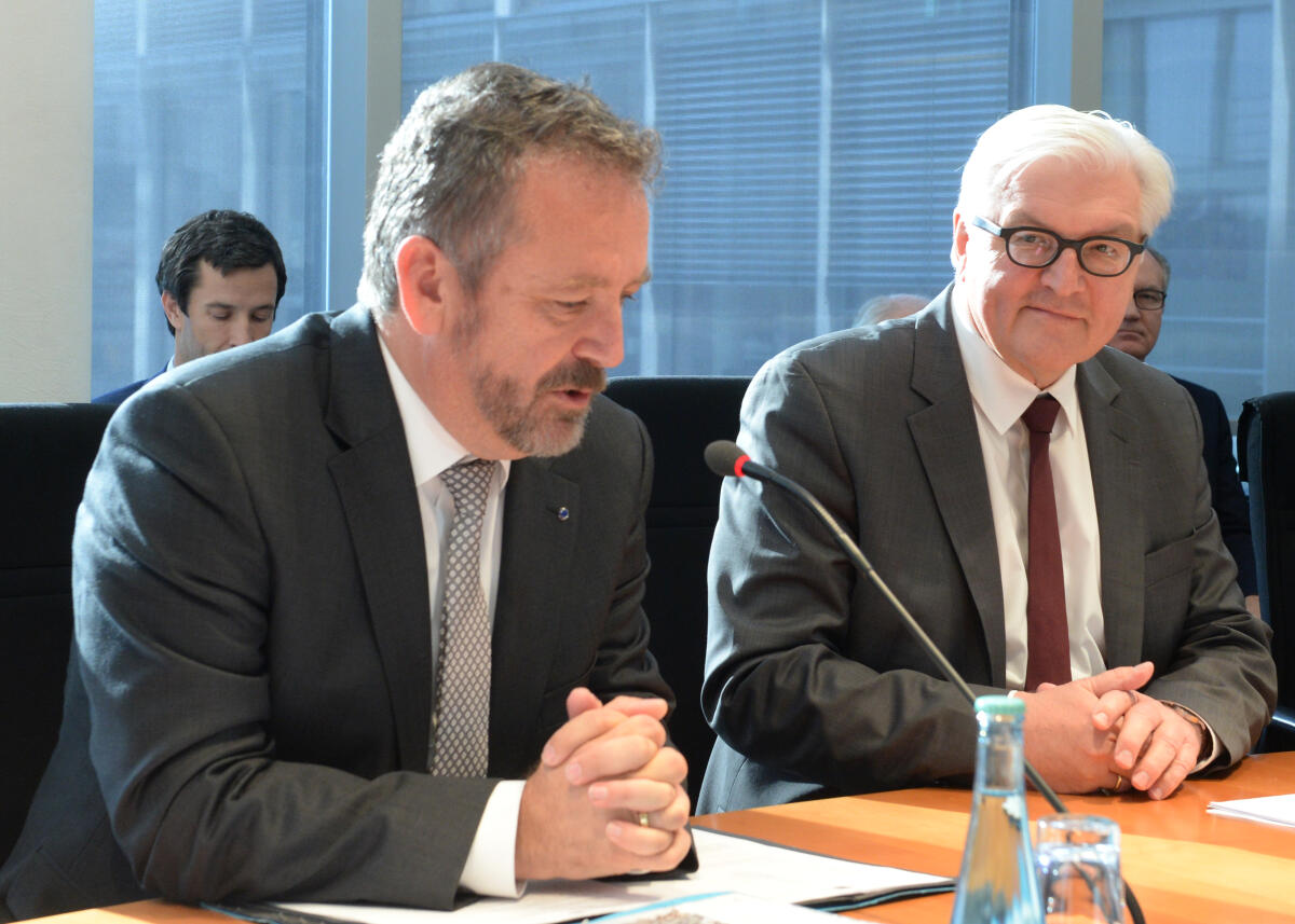 Der Bundesminister für Auswärtiges, Dr. Frank-Walter Steinmeier, (re), SPD, ist zu Gast beim Unterausschuss des Deutschen Bundestages für Auswärtige Kultur- und Bildungspolitik. Dr. Bernd Fabritius, (li), CDU/CSU, Vorsitzender des Ausschusses, leitet die Sitzung. Fabritius, Bernd; Steinmeier, Frank-Walter Der Bundesminister für Auswärtiges, Dr. Frank-Walter Steinmeier, (re), SPD, ist zu Gast beim Unterausschuss des Deutschen Bundestages für Auswärtige Kultur- und Bildungspolitik. Dr. Bernd Fabritius, (li), CDU/CSU, Vorsitzender des Ausschusses, leitet die Sitzung.