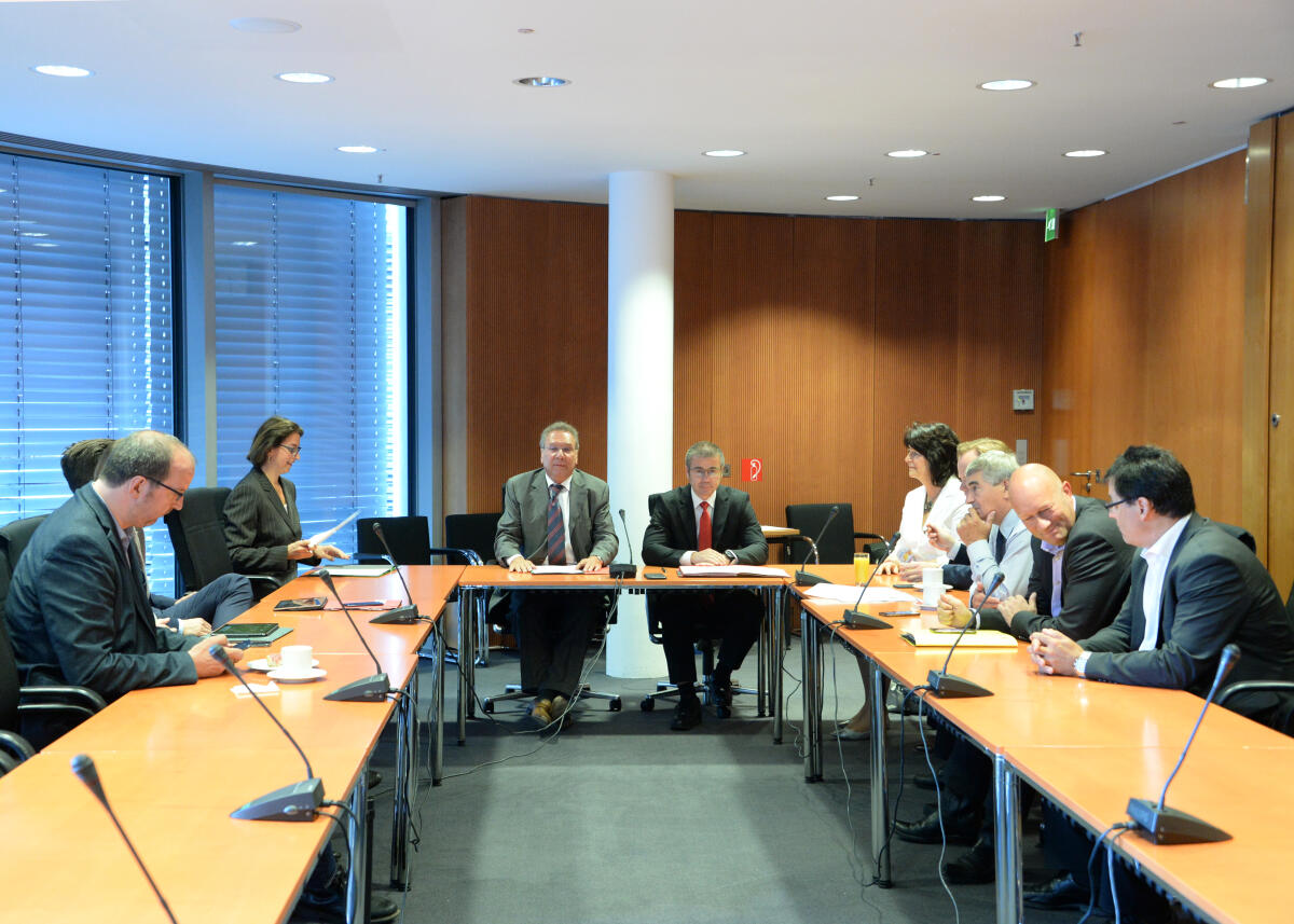 Klaus Ernst, (hinten li), DIE LINKE, Vorsitzender des Ausschusses des Deutschen Bundestages für Wirtschaft und Energie, konstituiert den Unterausschuss Regionale Wirtschaftspolitik und ERP-Wirtschaftspläne. Frank Junge, (hinten re), SPD, übernimmt den Vorsitz.; Konstituierung Ernst, Klaus; Junge, Frank Klaus Ernst, (hinten li), DIE LINKE, Vorsitzender des Ausschusses des Deutschen Bundestages für Wirtschaft und Energie, konstituiert den Unterausschuss Regionale Wirtschaftspolitik und ERP-Wirtschaftspläne. Frank Junge, (hinten re), SPD, übernimmt den Vorsitz.; Konstituierung