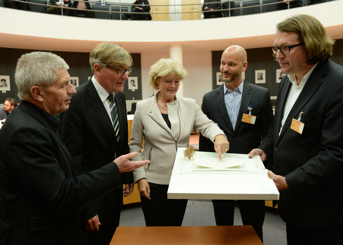 Ehrmann, Siegmund; Grütters, Monika; Letz, Sebastian; Milla, Johannes; Jahn, Roland Der Ausschuss des Deutschen Bundestages für Kultur und Medien hat unter der Leitung seines Vorsitzenden Siegmund Ehrmann, (2.v.li), SPD, eine Ausschusssitzung zum Thema "Freiheits- und Einheitsdenkmal in Berlin - Bericht über den Sachstand (hier mit dem Modell)". Hier mit der Staatsministerin für Kultur, Prof. Monika Grütters, CDU/CSU, und den Architekten Sebastian Letz (2.v.re), und Johannes Milla (re). Links Roland Jahn, Bundesbeauftragter für die Unterlagen des Staatssicherheitsdienstes der ehemaligen Deutschen Demokratischen Republik.; Gruppenfoto.