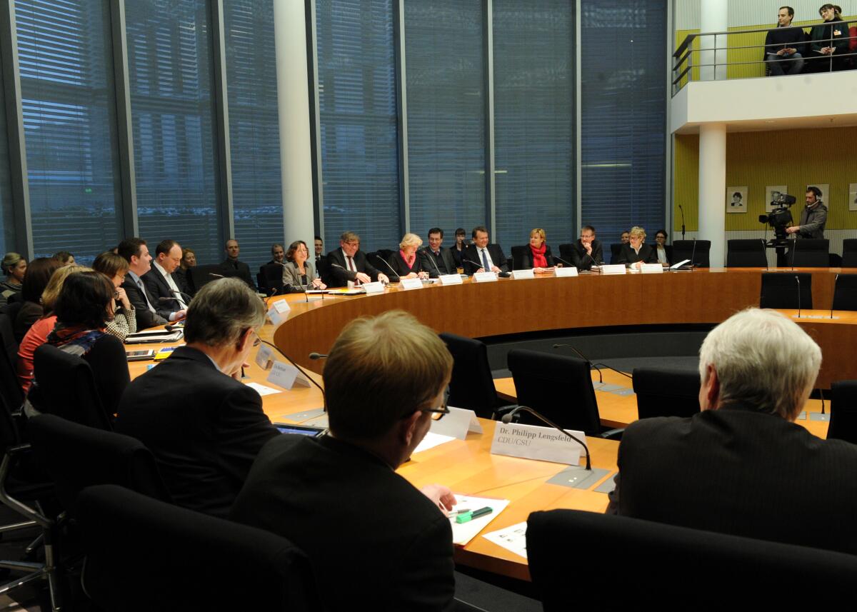 Staatsministerin Prof. Monika Grütters, Beauftragte der Bundesregierung für Kultur und Medien, ist zu Gast im Ausschuss des Deutschen Bundestages für Kultur und Medien. Die Ausschussitzung wird vom Vorsitzenden des Ausschusses, Siegmund Ehrmann, SPD, geleitet.; Übersicht. Staatsministerin Prof. Monika Grütters, Beauftragte der Bundesregierung für Kultur und Medien, ist zu Gast im Ausschuss des Deutschen Bundestages für Kultur und Medien. Die Ausschussitzung wird vom Vorsitzenden des Ausschusses, Siegmund Ehrmann, SPD, geleitet.; Übersicht.