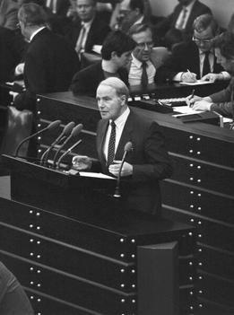 Dregger, Alfred Liegenschaften in Bonn, Plenargebäude