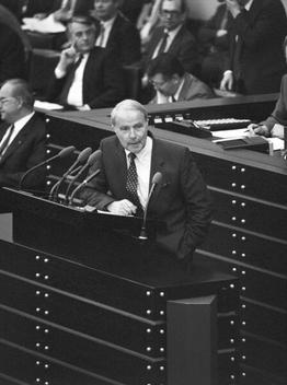 Dregger, Alfred Liegenschaften in Bonn, Plenargebäude