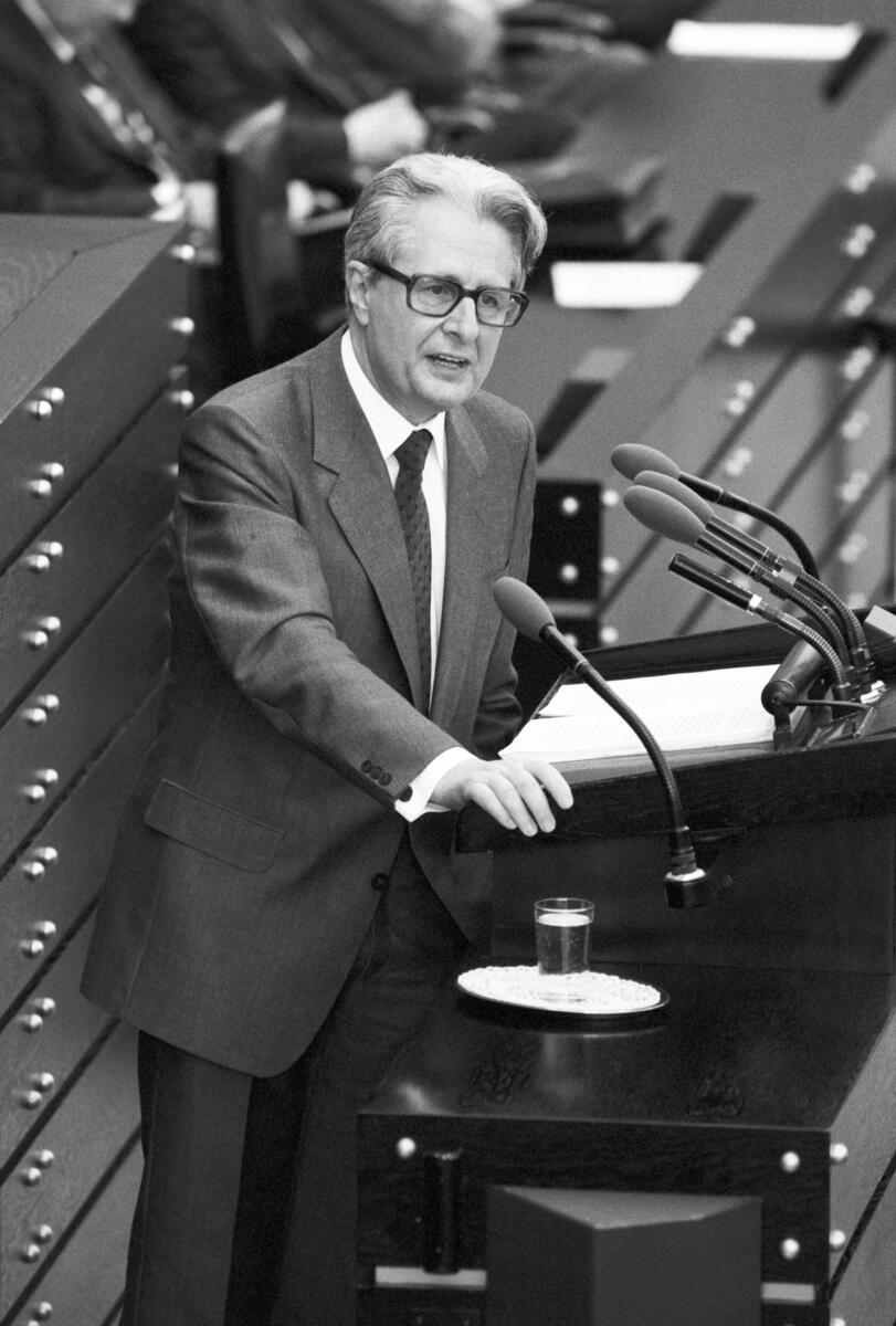 Dr. Hans-Jochen Vogel, SPD, Vorsitzender der Bundestagsfraktion, MdB, hält eine Rede zur Aussprache der Regierungserklärung im Deutschen Bundestag am 4. Mai 1983.; Plenarsitzung, Bundestagsabgeordneter, Abgeordneter, Redner, Rednerpult, Gestik, gestikulieren Vogel, Hans-Jochen Dr. Hans-Jochen Vogel, SPD, Vorsitzender der Bundestagsfraktion, MdB, hält eine Rede zur Aussprache der Regierungserklärung im Deutschen Bundestag am 4. Mai 1983.; Plenarsitzung, Bundestagsabgeordneter, Abgeordneter, Redner, Rednerpult, Gestik, gestikulieren