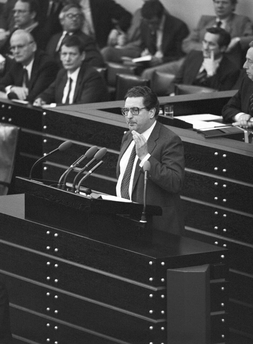 Baum, Gerhart Gerhart Baum, FDP, MdB, hält eine Rede im Deutschen Bundestag.; Plenarsitzung, Bundestagsabgeordneter, Abgeordneter, Redner, Rednerpult, Gestik, gestikulieren