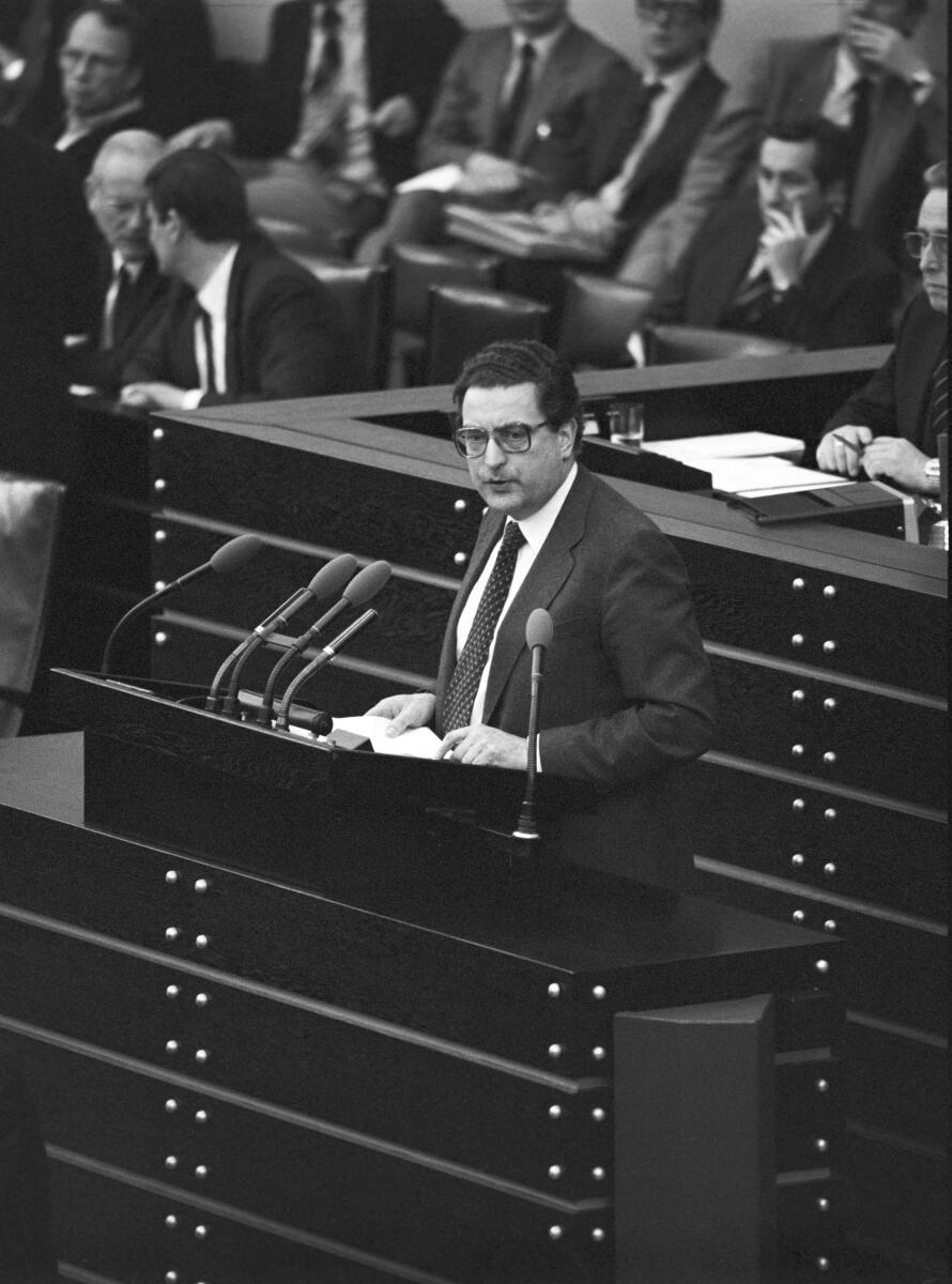 Gerhart Baum, FDP, MdB, hält eine Rede im Deutschen Bundestag.; Plenarsitzung, Bundestagsabgeordneter, Abgeordneter, Redner, Rednerpult Baum, Gerhart Gerhart Baum, FDP, MdB, hält eine Rede im Deutschen Bundestag.; Plenarsitzung, Bundestagsabgeordneter, Abgeordneter, Redner, Rednerpult