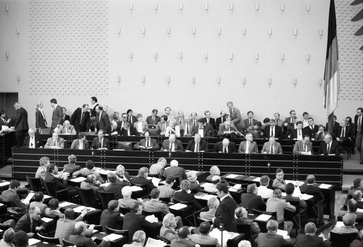 Tschernobyl-Debatte am 14. Mai 1986. Blick auf die Regierungsbank des Deutschen Bundestages in Bonn.; Plenarsitzung, Bundestagsabgeordnete, Abgeordnete, Bundesminister, Minister, Tschernobyl, Gau, Reaktorkatastrophe Tschernobyl-Debatte am 14. Mai 1986. Blick auf die Regierungsbank des Deutschen Bundestages in Bonn.; Plenarsitzung, Bundestagsabgeordnete, Abgeordnete, Bundesminister, Minister, Tschernobyl, Gau, Reaktorkatastrophe