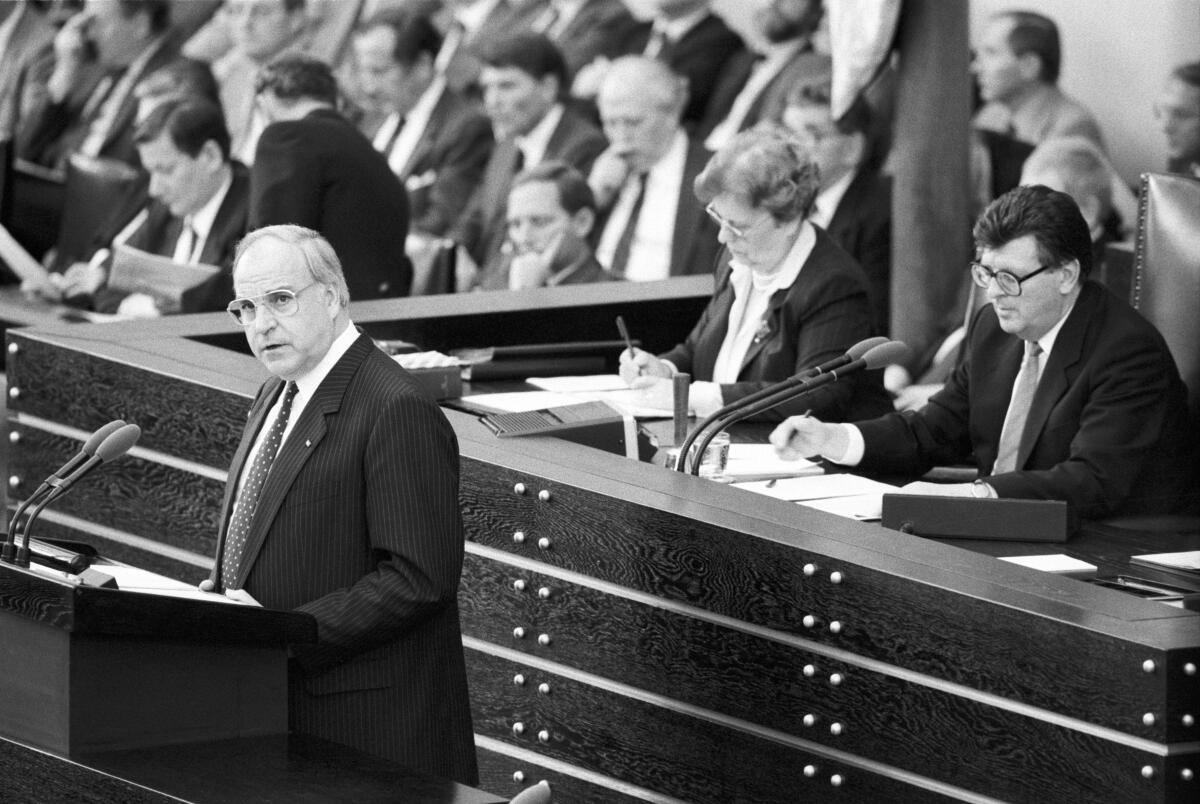 Helmut Kohl, CDU/CSU, Bundeskanzler, hält eine Rede im Deutschen Bundestag zur Tschernobyl-Debatte am 14. Mai 1986. Den Vorsitz hat der Bundestagspräsident Philipp Jenninger, CDU/CSU.; Plenarsitzung, Bundestagsabgeordnete, Abgeordnete, Minister, Bundesminister, Regierungsbank, Redner, Rednerpult, Tschernobyl, Gau, Reaktorkatastrophe Kohl, Helmut Helmut Kohl, CDU/CSU, Bundeskanzler, hält eine Rede im Deutschen Bundestag zur Tschernobyl-Debatte am 14. Mai 1986. Den Vorsitz hat der Bundestagspräsident Philipp Jenninger, CDU/CSU.; Plenarsitzung, Bundestagsabgeordnete, Abgeordnete, Minister, Bundesminister, Regierungsbank, Redner, Rednerpult, Tschernobyl, Gau, Reaktorkatastrophe