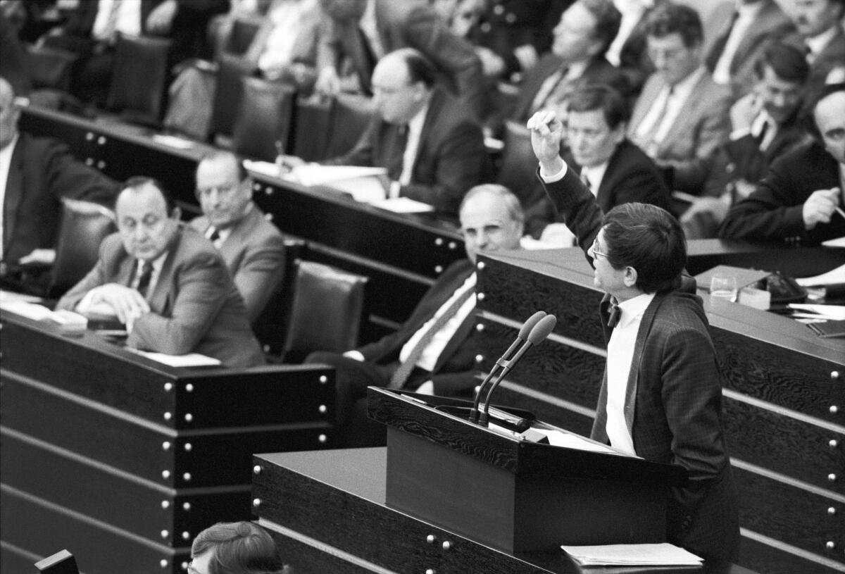 Heinz Riesenhuber, CDU/CSU, Bundesminister für Forschung und Technologie, hält eine Rede im Deutschen Bundestag zur Tschernobyl-Debatte am 14. Mai 1986.; Plenarsitzung, Bundestagsabgeordnete, Abgeordnete, Minister, Bundesminister, Regierungsbank, Redner, Rednerpult, Gestik, gestikulieren, Tschernobyl, Gau, Reaktorkatastrophe Riesenhuber, Heinz; Kohl, Helmut; Genscher, Hans-Dietrich Heinz Riesenhuber, CDU/CSU, Bundesminister für Forschung und Technologie, hält eine Rede im Deutschen Bundestag zur Tschernobyl-Debatte am 14. Mai 1986.; Plenarsitzung, Bundestagsabgeordnete, Abgeordnete, Minister, Bundesminister, Regierungsbank, Redner, Rednerpult, Gestik, gestikulieren, Tschernobyl, Gau, Reaktorkatastrophe
