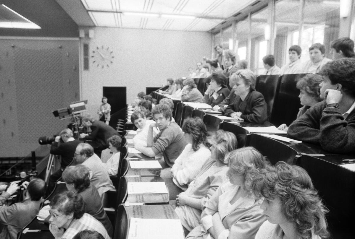 Tschernobyl-Debatte am 14. Mai 1986. Blick auf die Presse- und Zuschauertribüne des Deutschen Bundestages in Bonn.; Plenum, Plenarsitzung, Tribüne, Zuschauer, Presse, Medien, Tschernobyl, Gau, Reaktorkatastrophe Tschernobyl-Debatte am 14. Mai 1986. Blick auf die Presse- und Zuschauertribüne des Deutschen Bundestages in Bonn.; Plenum, Plenarsitzung, Tribüne, Zuschauer, Presse, Medien, Tschernobyl, Gau, Reaktorkatastrophe