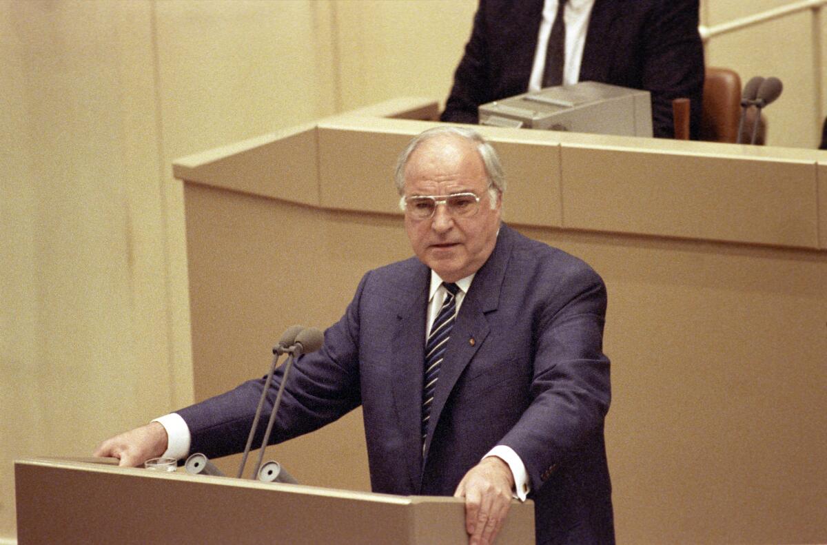 Helmut Kohl, CDU/CSU, Bundeskanzler, MdB, hält eine Rede in der 34. Plenarsitzung des 12. Deutschen Bundestages zum Umzug des Bundestages nach Berlin. Abstimmung Bonn-Berlin. Debatte am 20.06.1991 im Plenarsaal Wasserwerk, Bonn.; Bundeskanzler, Abgeordneter, Bundestagsabgeordneter, Rednerpult Kohl, Helmut Helmut Kohl, CDU/CSU, Bundeskanzler, MdB, hält eine Rede in der 34. Plenarsitzung des 12. Deutschen Bundestages zum Umzug des Bundestages nach Berlin. Abstimmung Bonn-Berlin. Debatte am 20.06.1991 im Plenarsaal Wasserwerk, Bonn.; Bundeskanzler, Abgeordneter, Bundestagsabgeordneter, Rednerpult